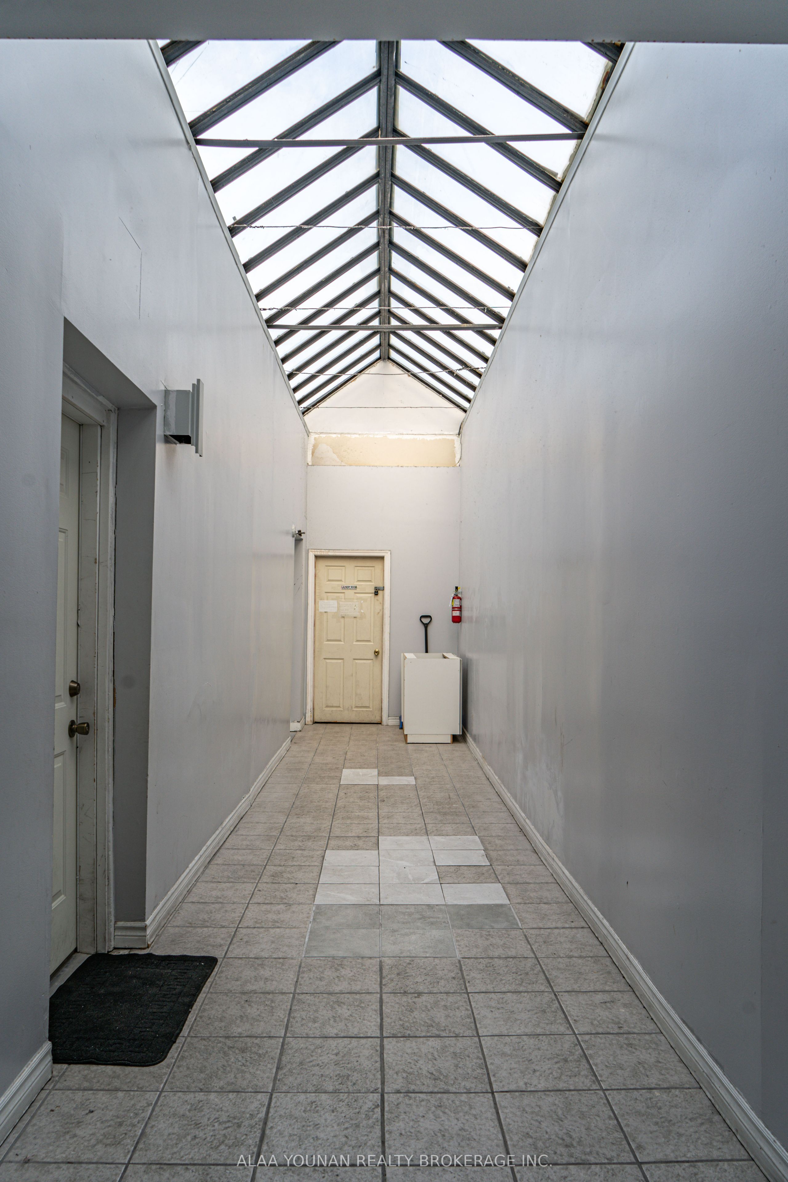 679 Wyandotte Street E Property Photo 22