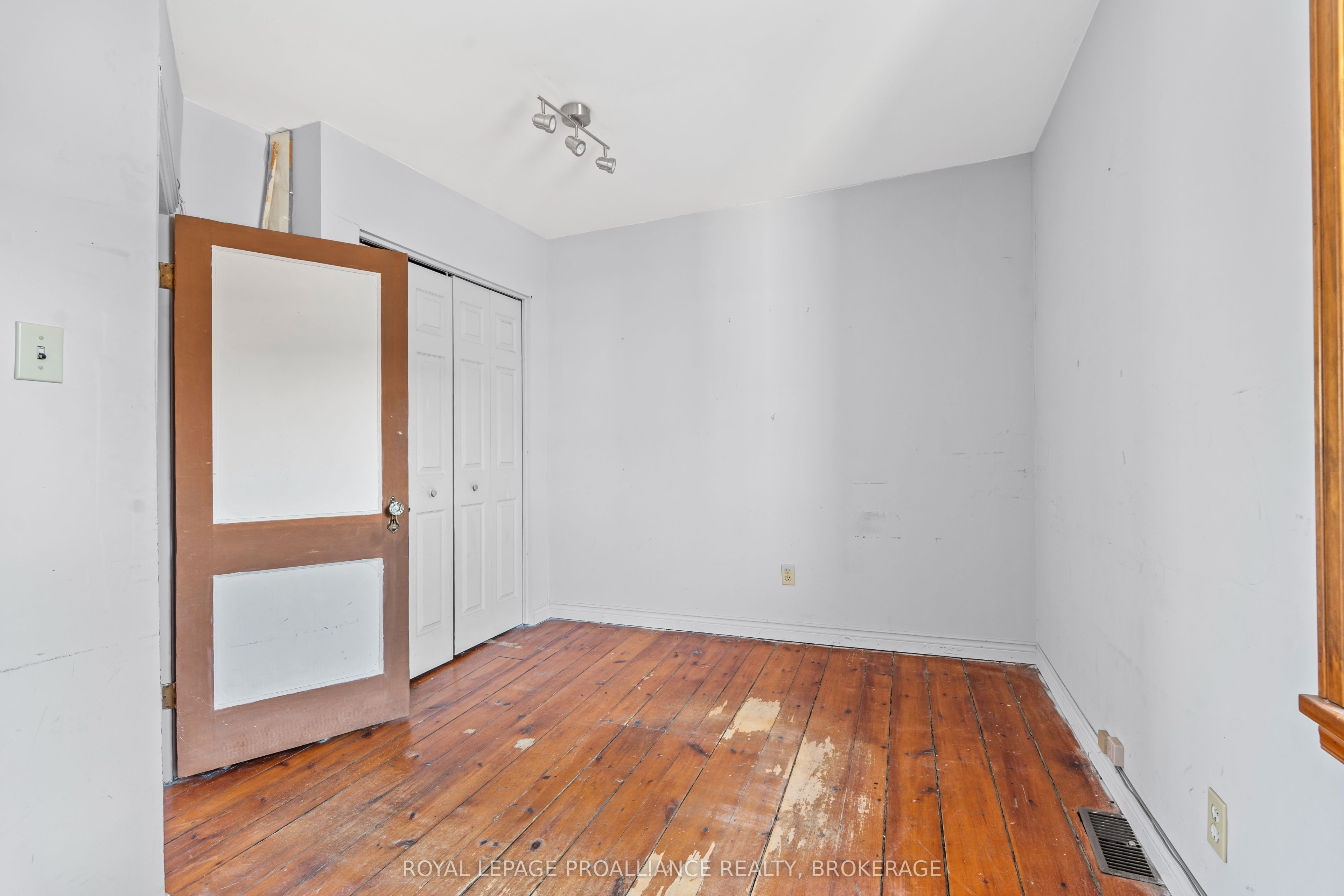 272 Wellington Street Property Photo 16