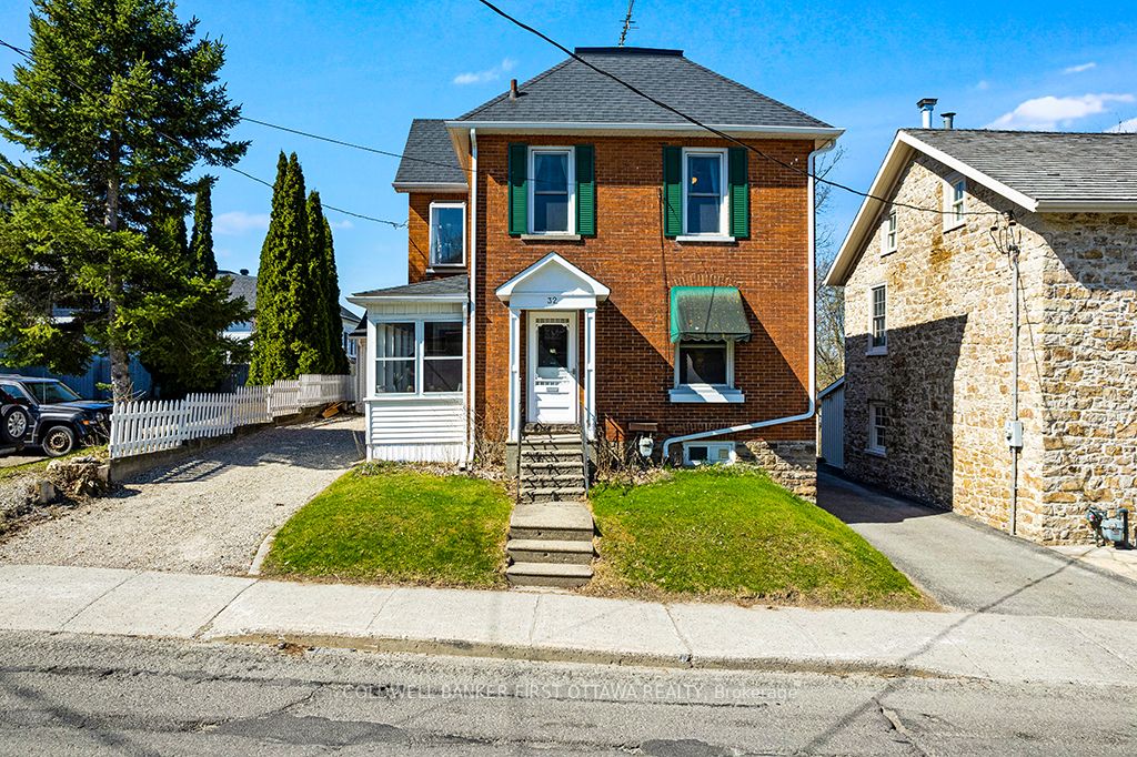 32 Drummond Street E Property Photo 1