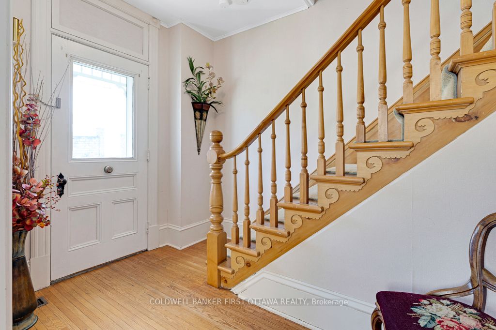 32 Drummond Street E Property Photo 4