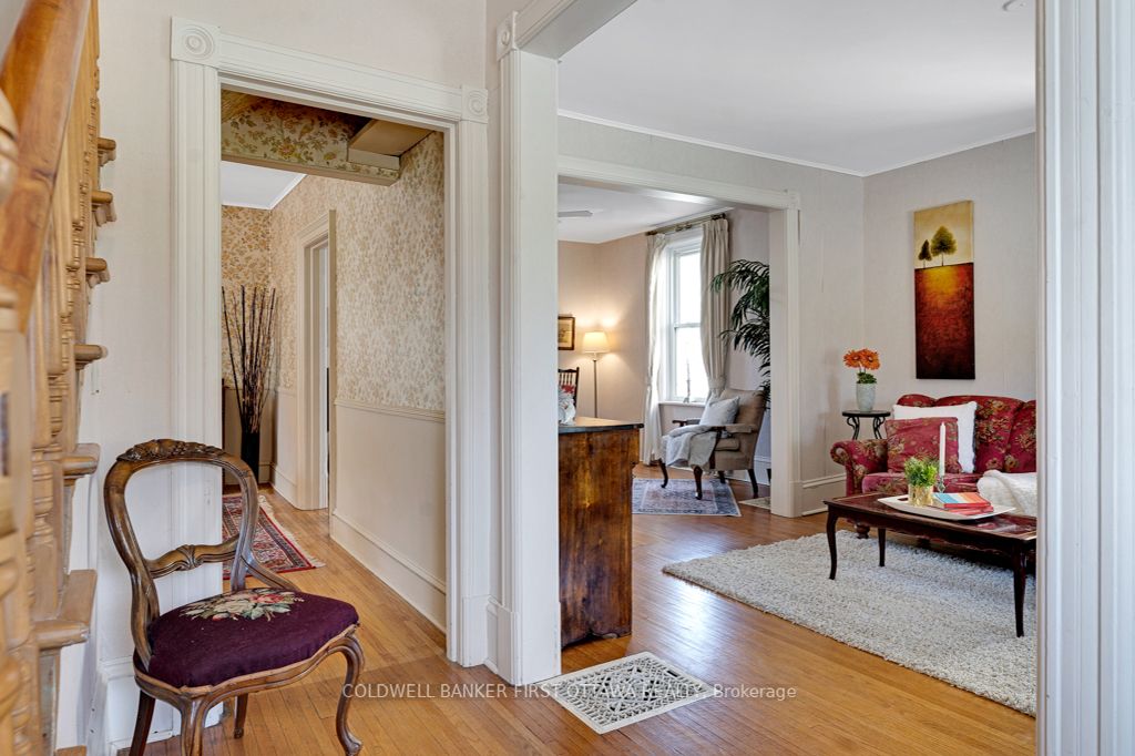 32 Drummond Street E Property Photo 5
