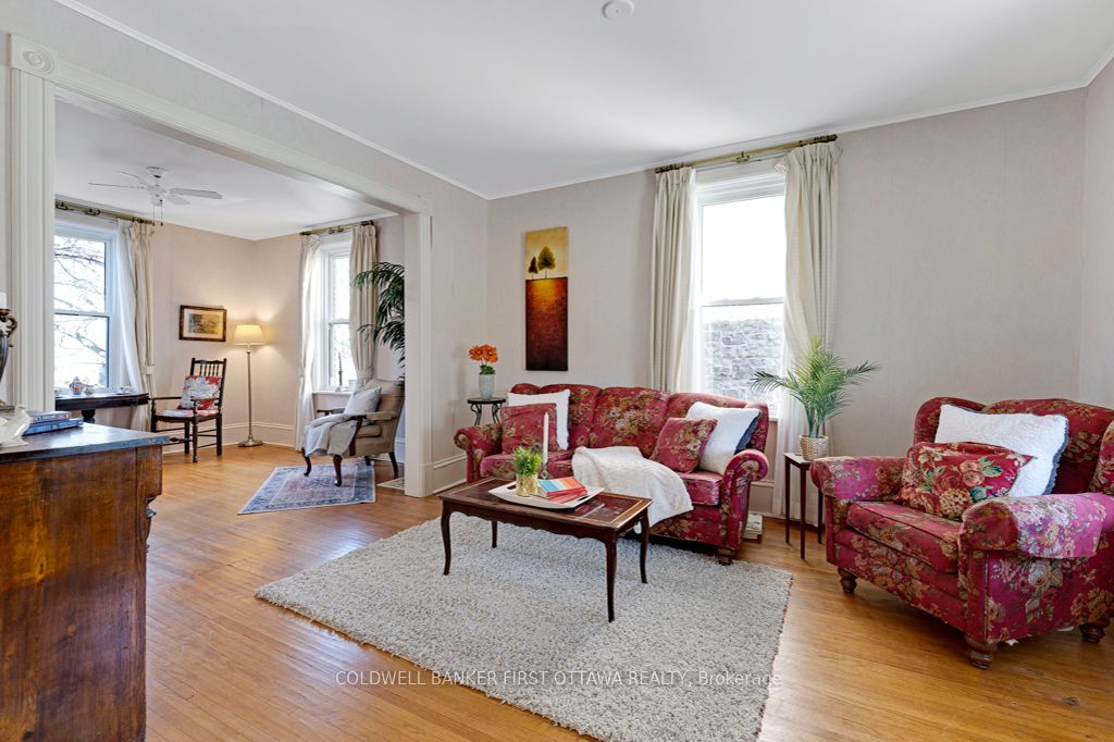 32 Drummond Street E Property Photo 6