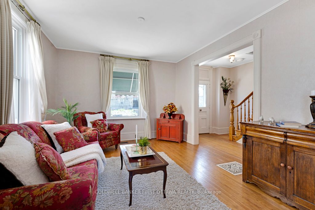 32 Drummond Street E Property Photo 7