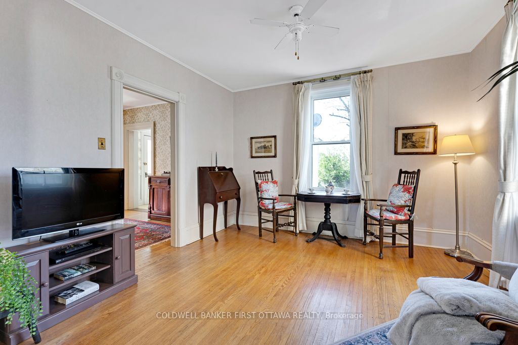 32 Drummond Street E Property Photo 8