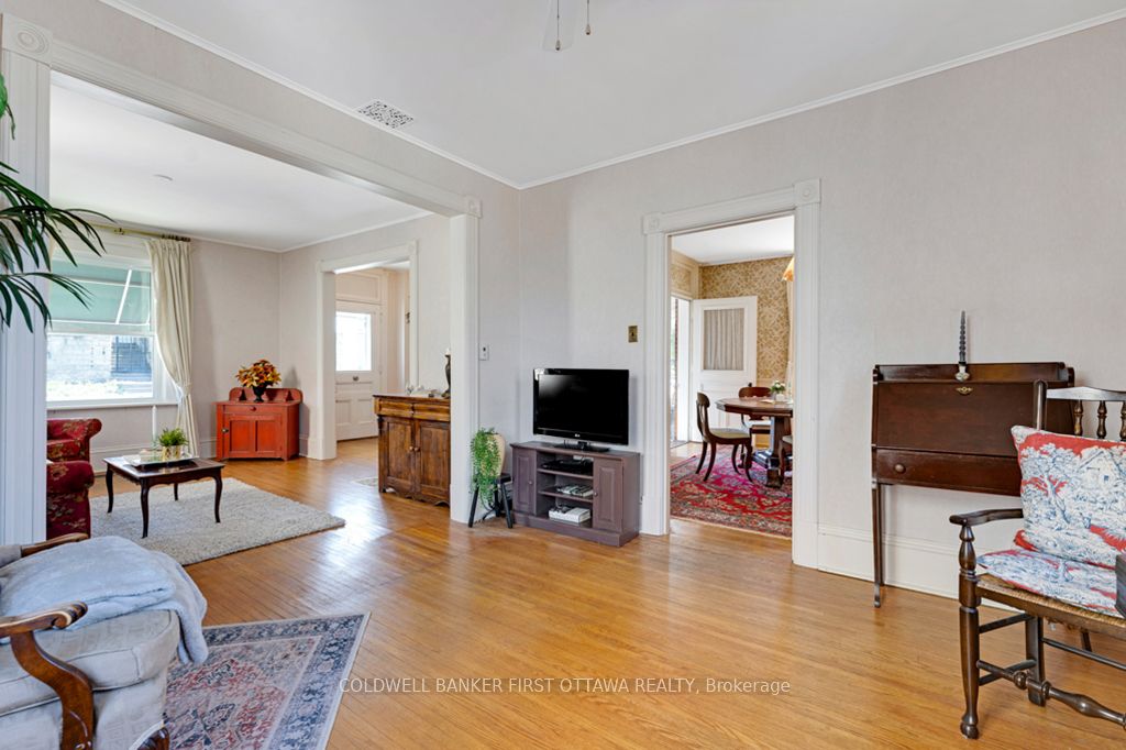 32 Drummond Street E Property Photo 9