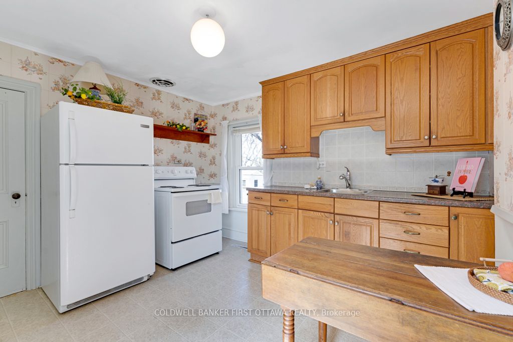 32 Drummond Street E Property Photo 16