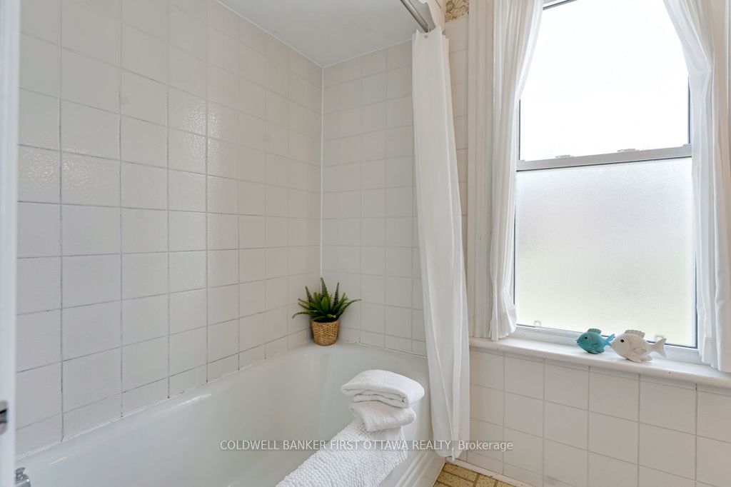 32 Drummond Street E Property Photo 28