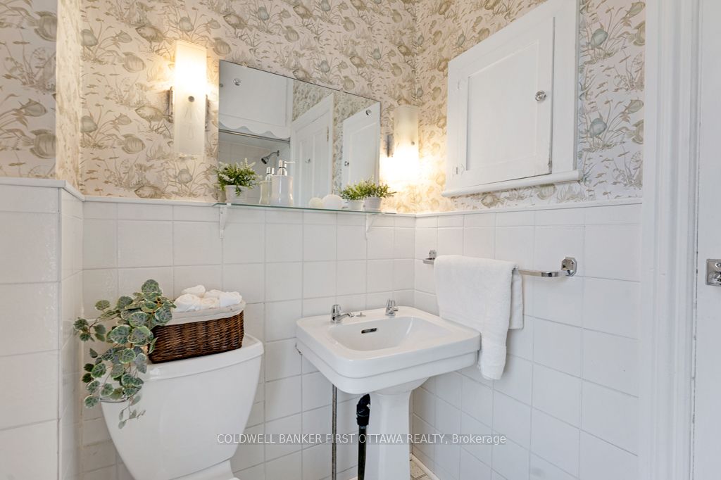 32 Drummond Street E Property Photo 29