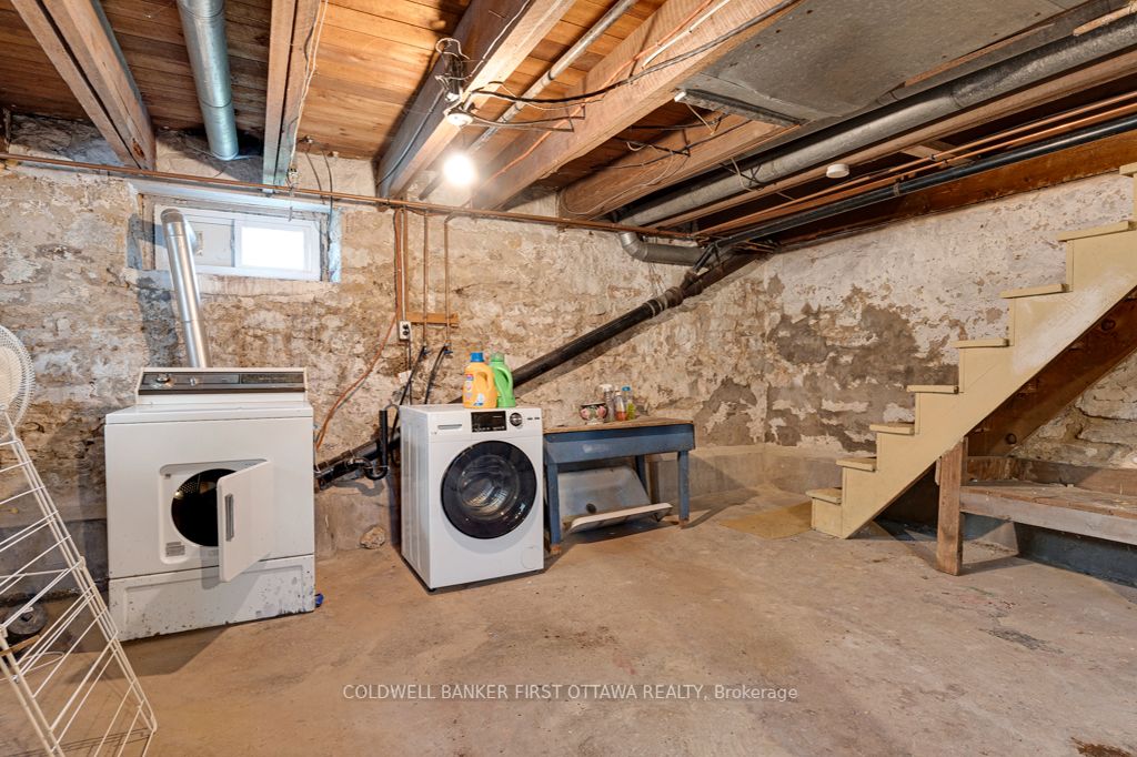 32 Drummond Street E Property Photo 31