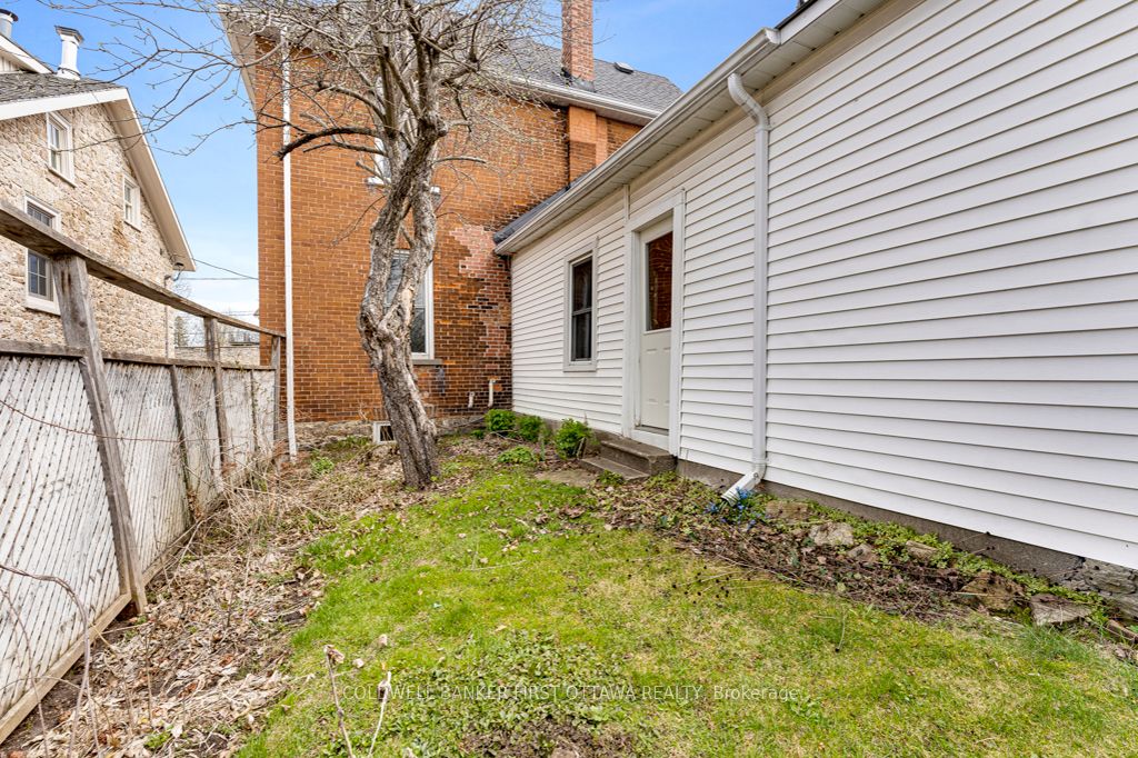32 Drummond Street E Property Photo 34