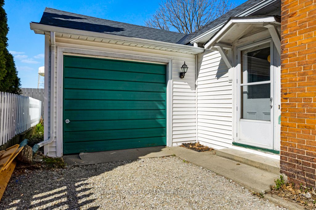 32 Drummond Street E Property Photo 41