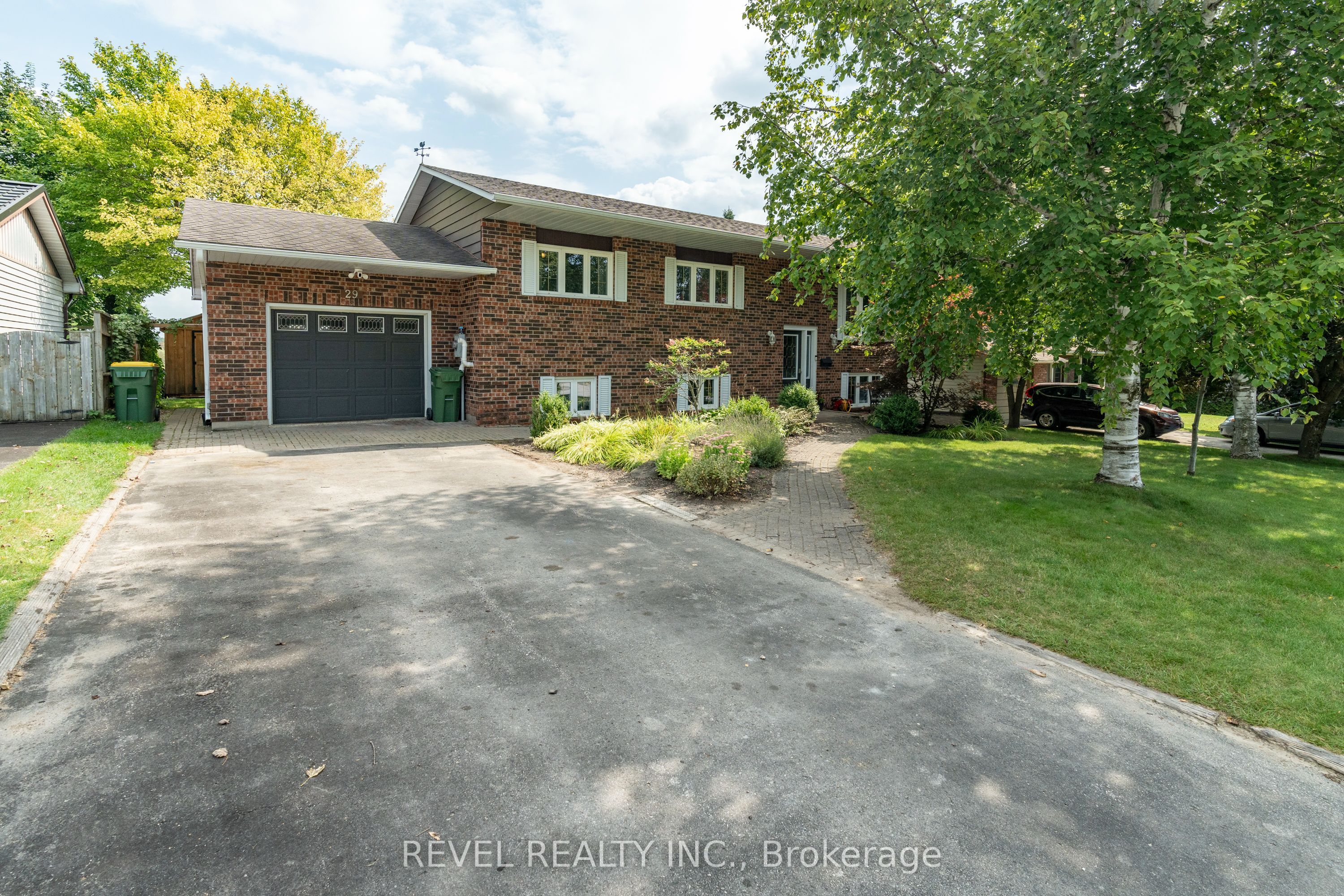 29 Armstrong Crescent Property Photo