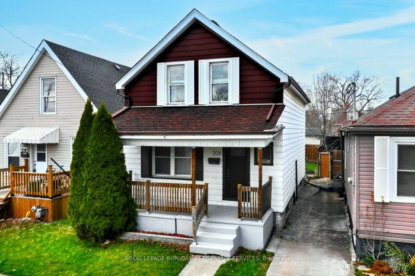 209 Weir Street N Property Photo 1
