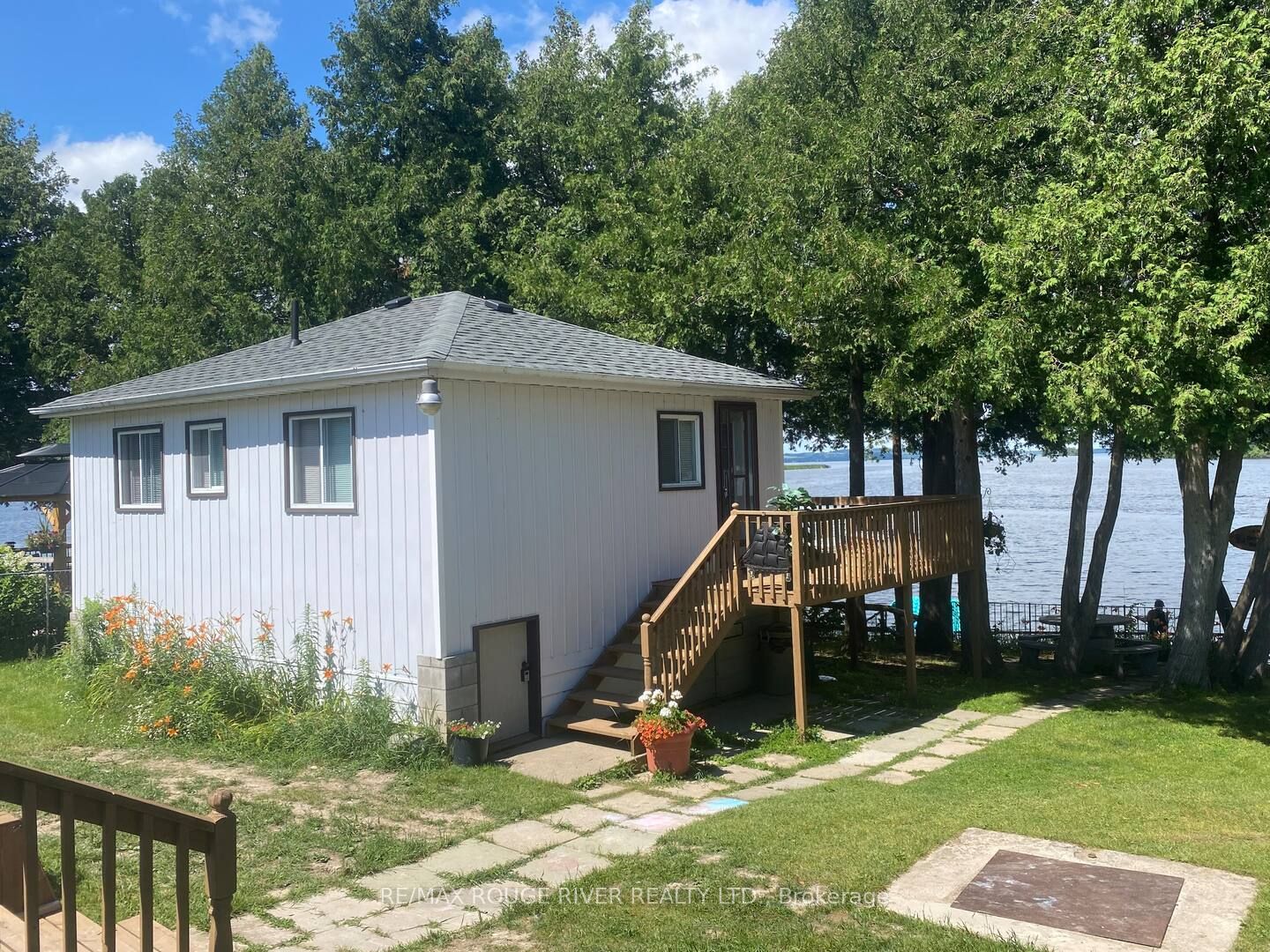 200 Hampton Crescent Property Photo 6