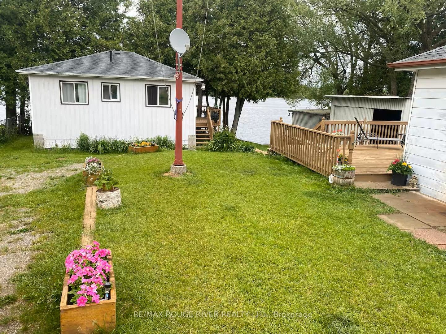 200 Hampton Crescent Property Photo 7