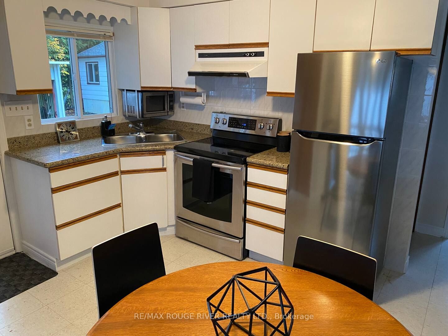 200 Hampton Crescent Property Photo 12