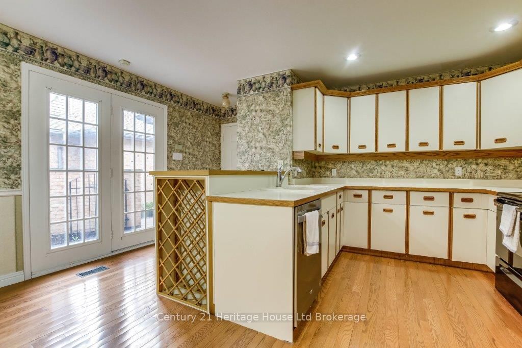 675 Lansdowne Avenue Property Photo 10