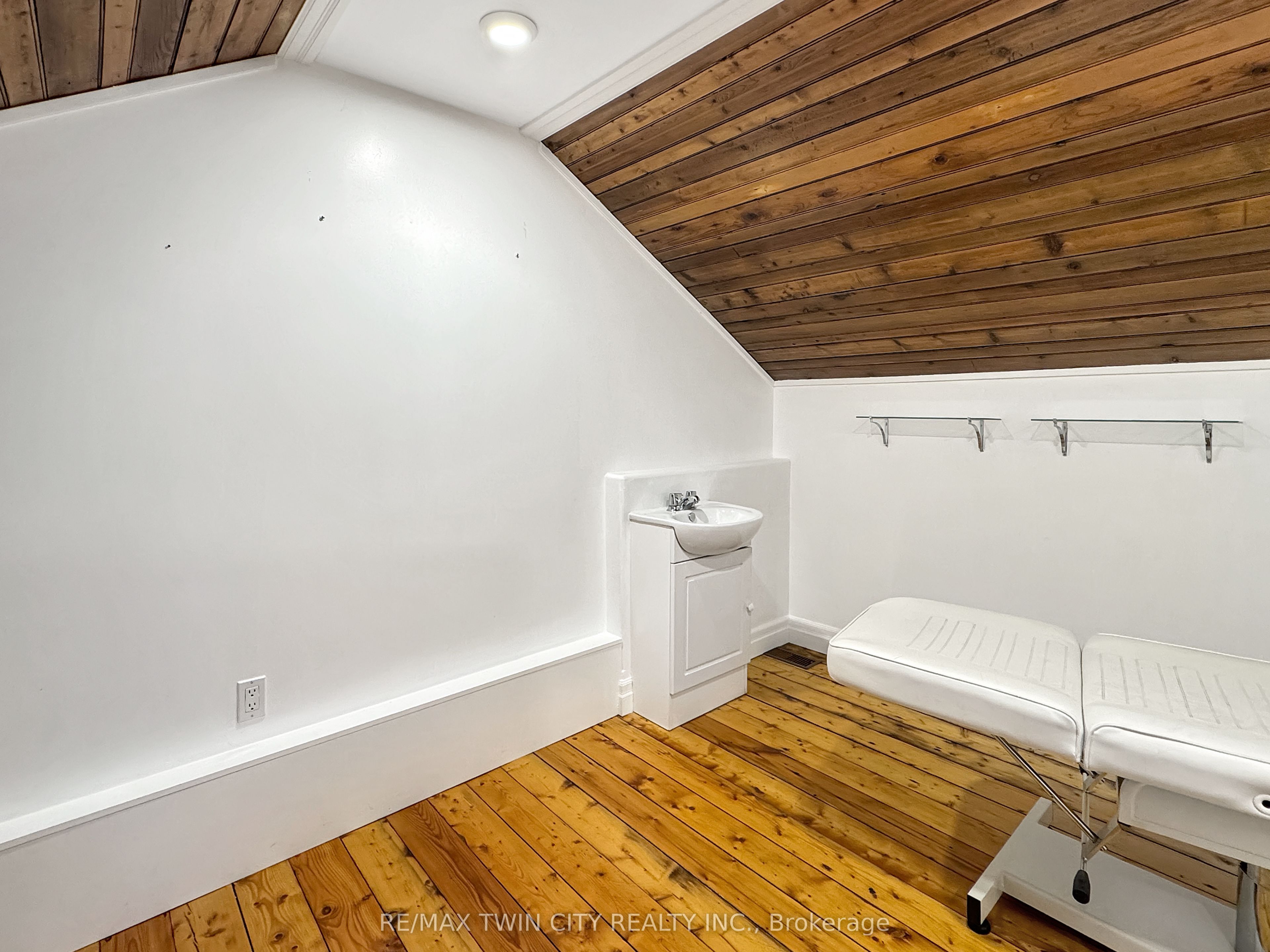 423 King Street Property Photo 43