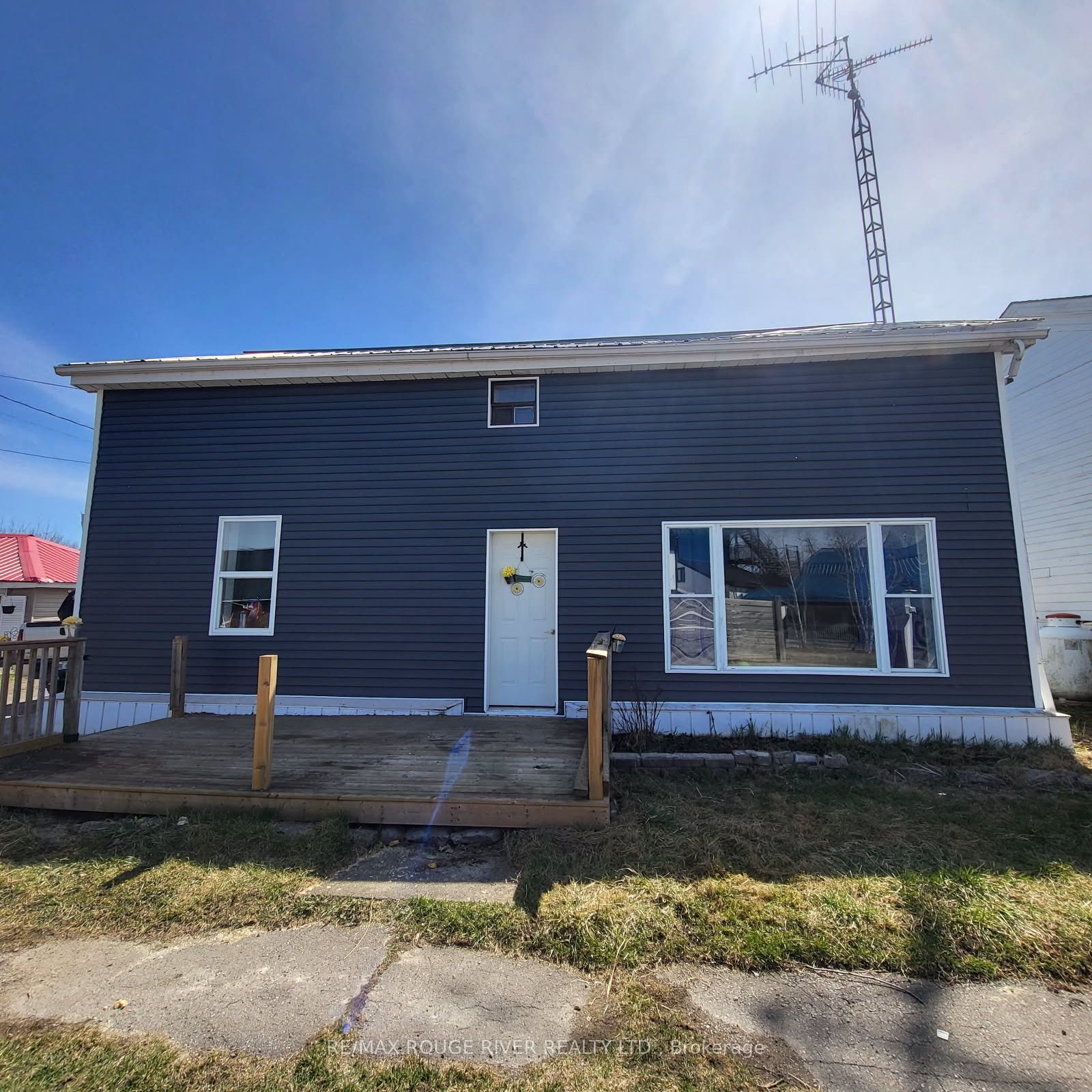 14 Division Blvd Property Photo 1
