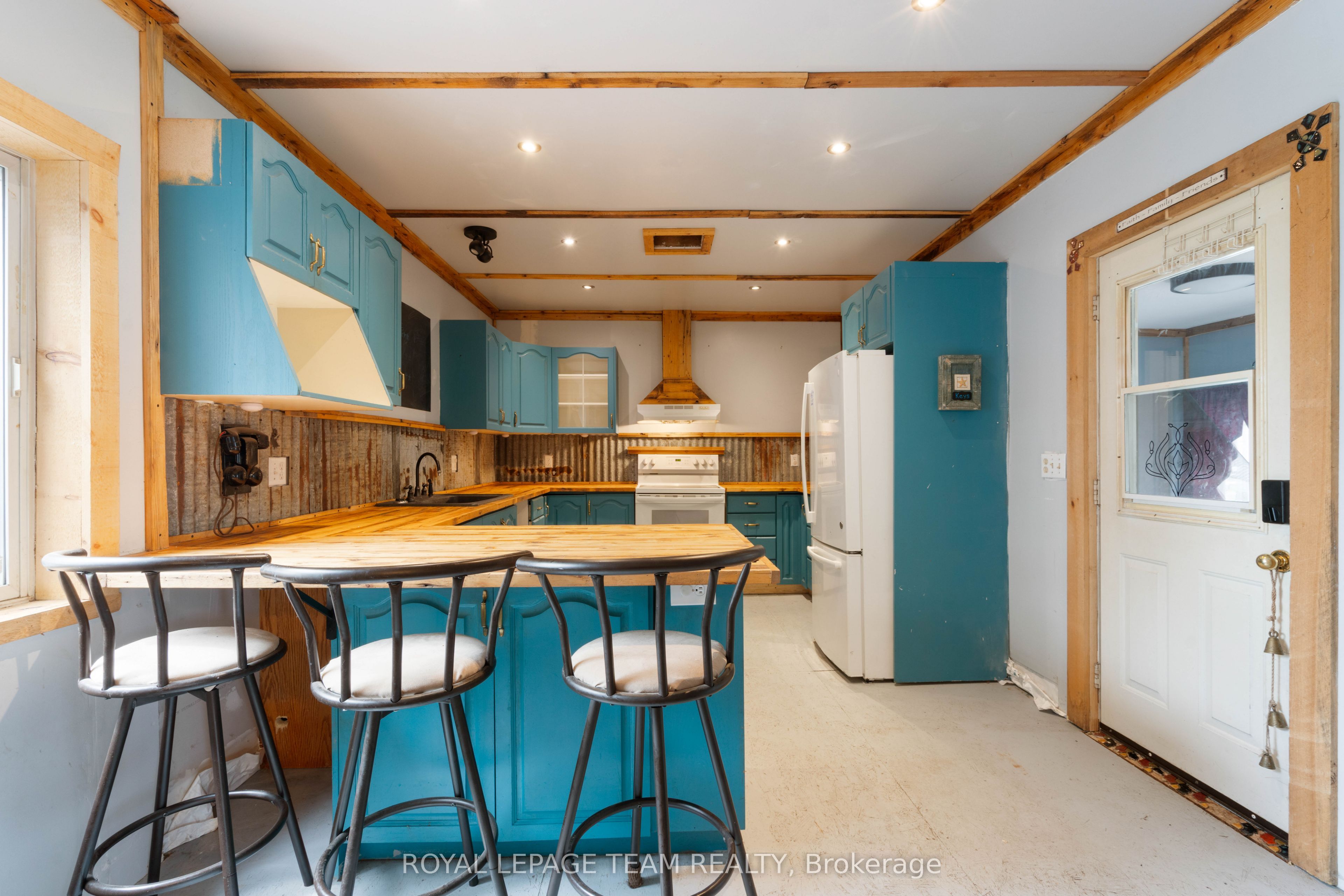 526 Middle Street Property Photo 3