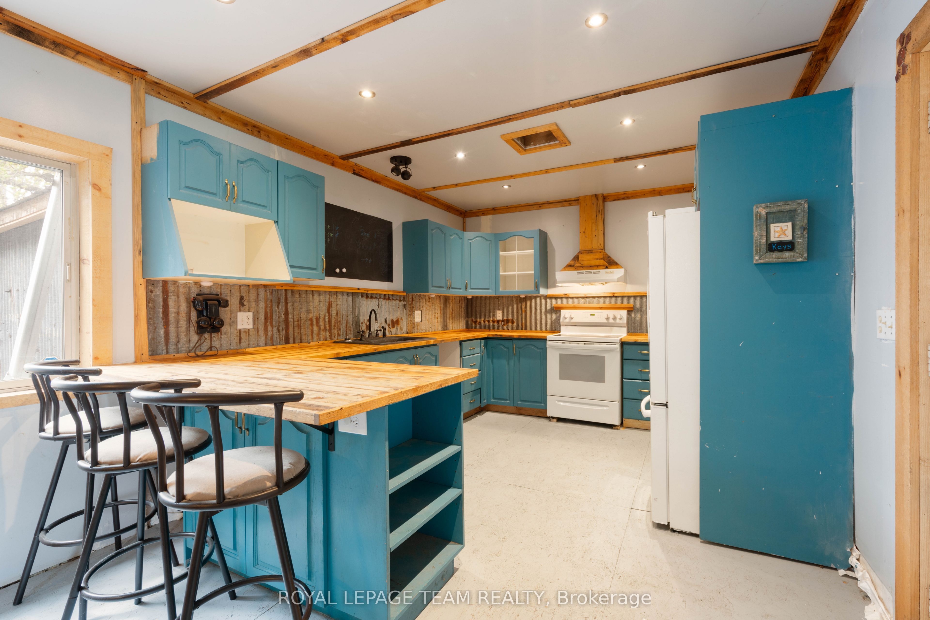 526 Middle Street Property Photo 4