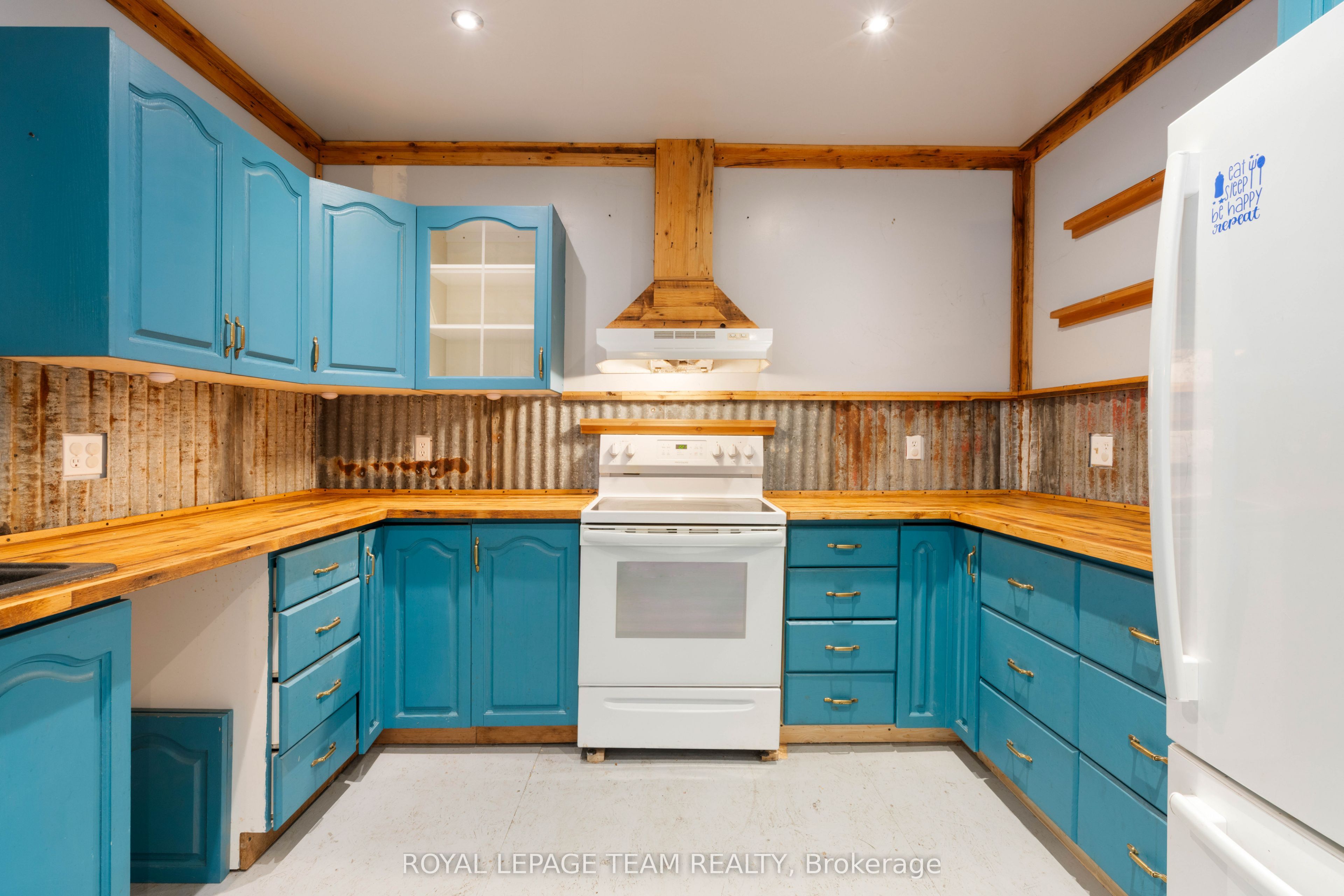 526 Middle Street Property Photo 5