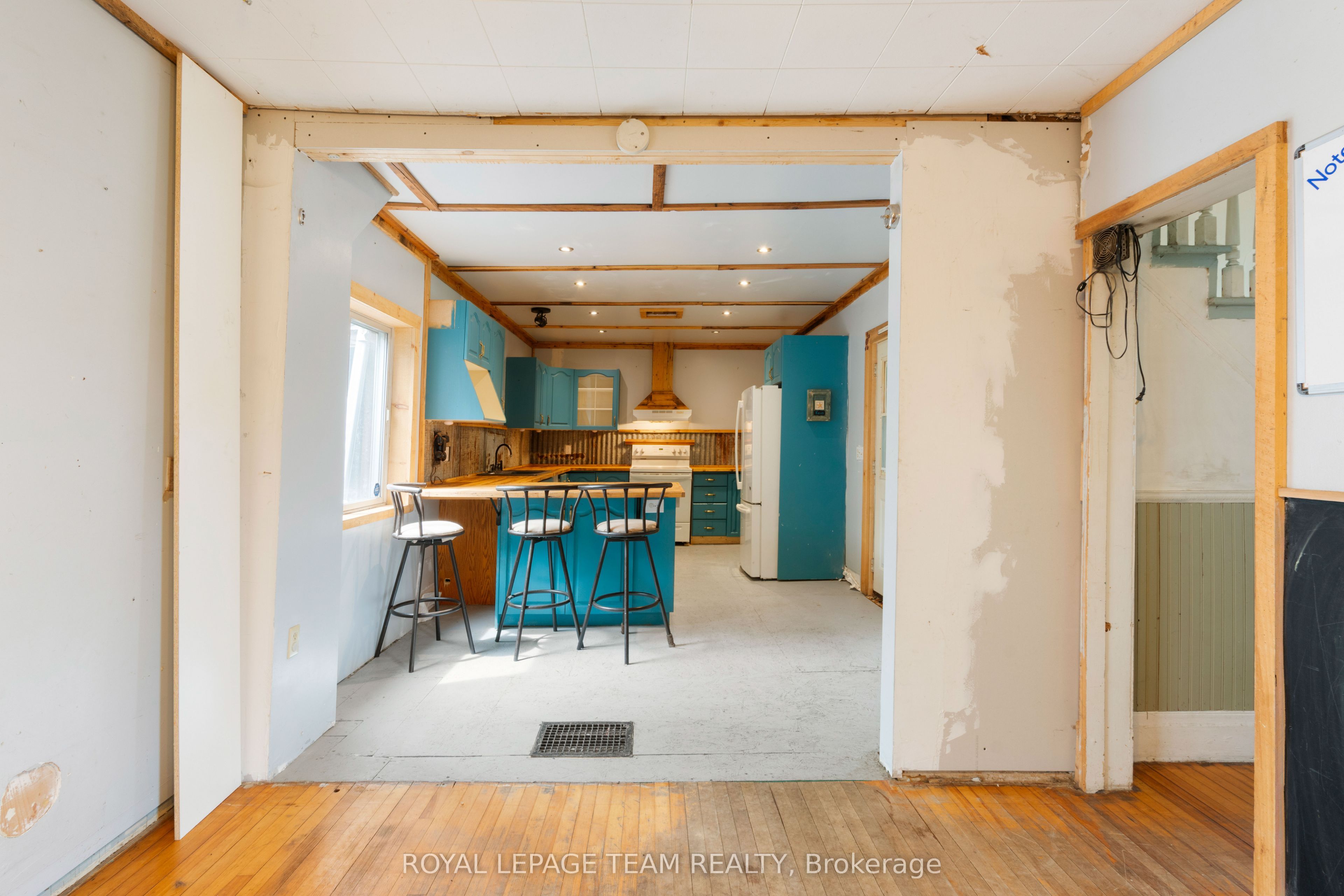 526 Middle Street Property Photo 7