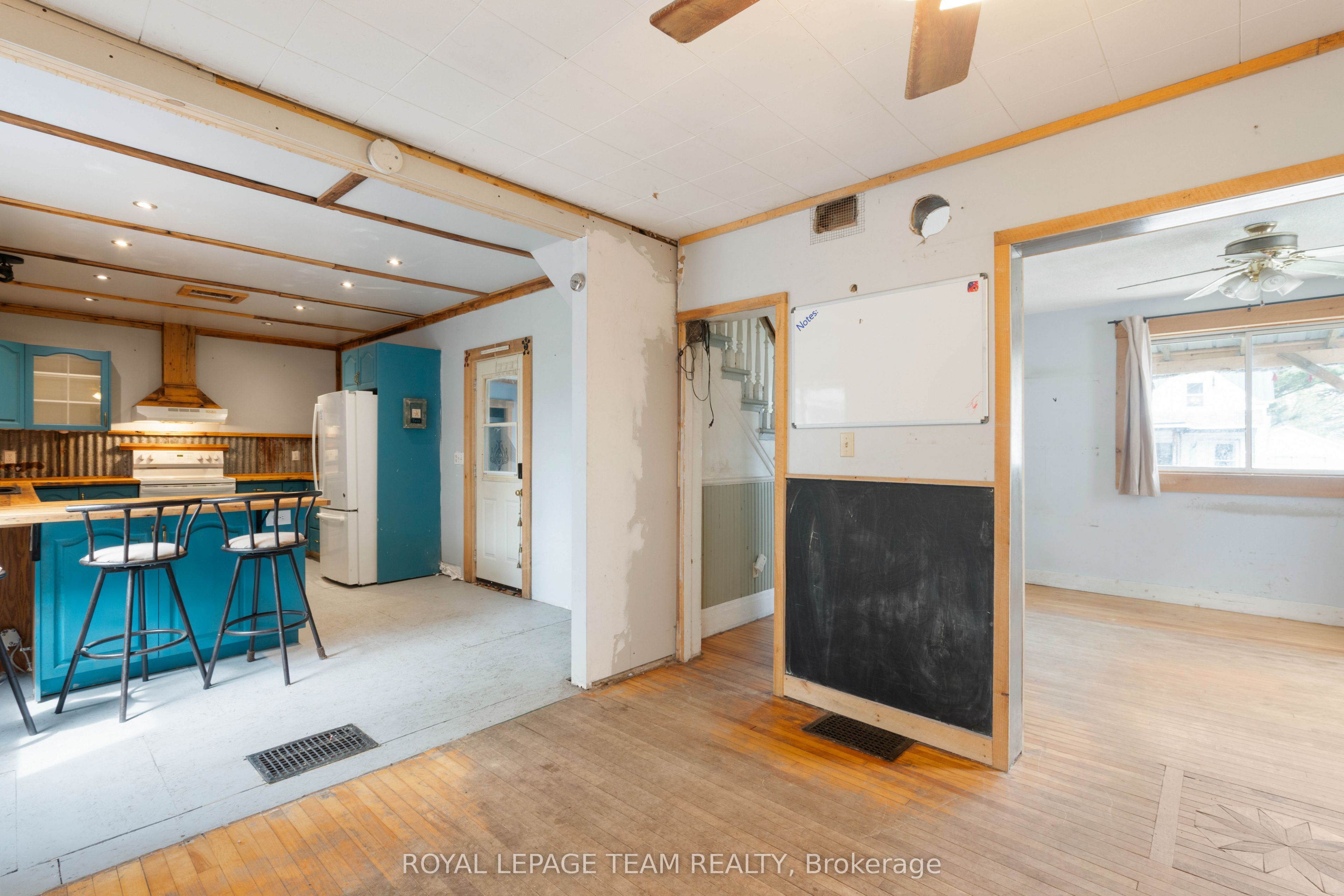 526 Middle Street Property Photo 8