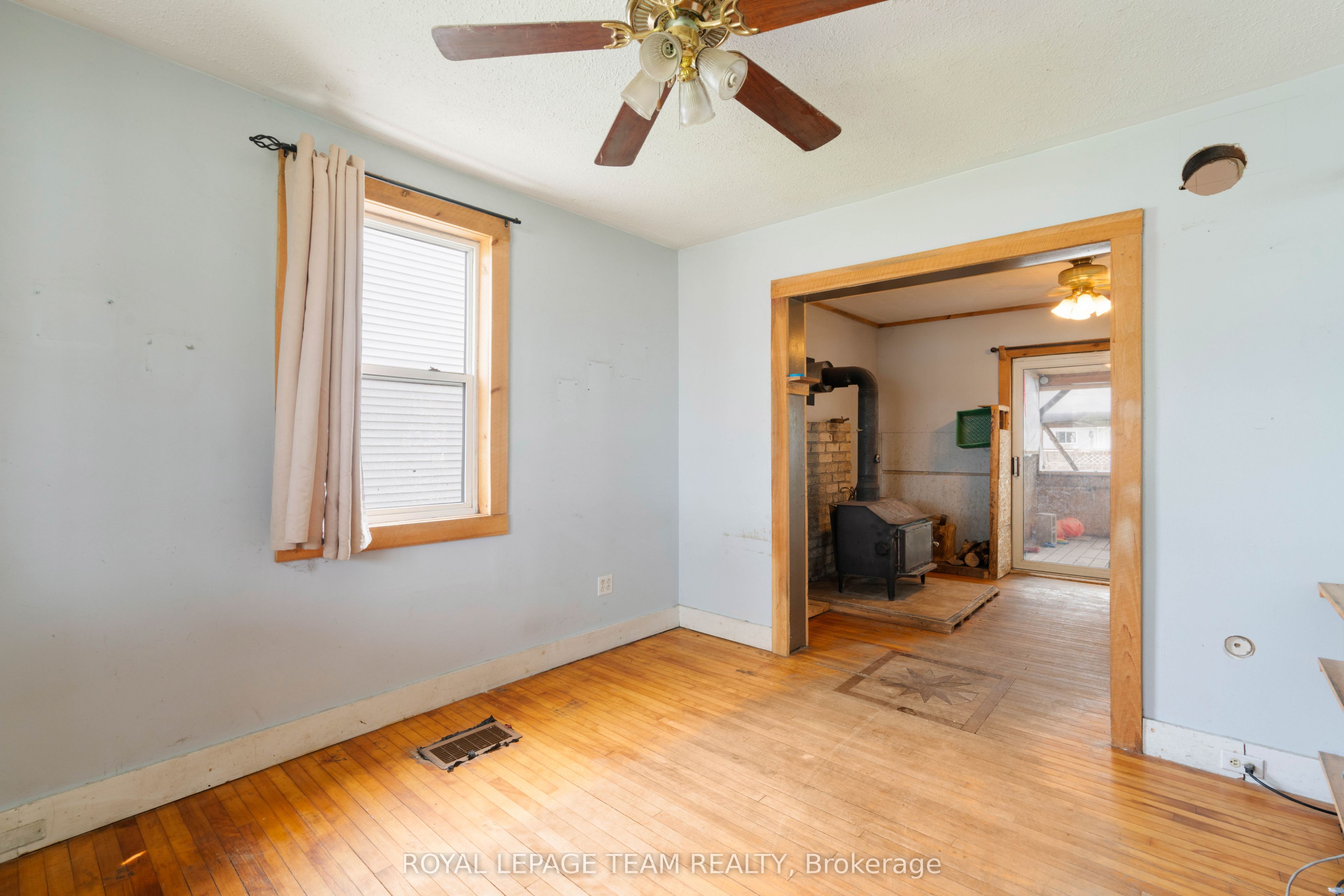 526 Middle Street Property Photo 9