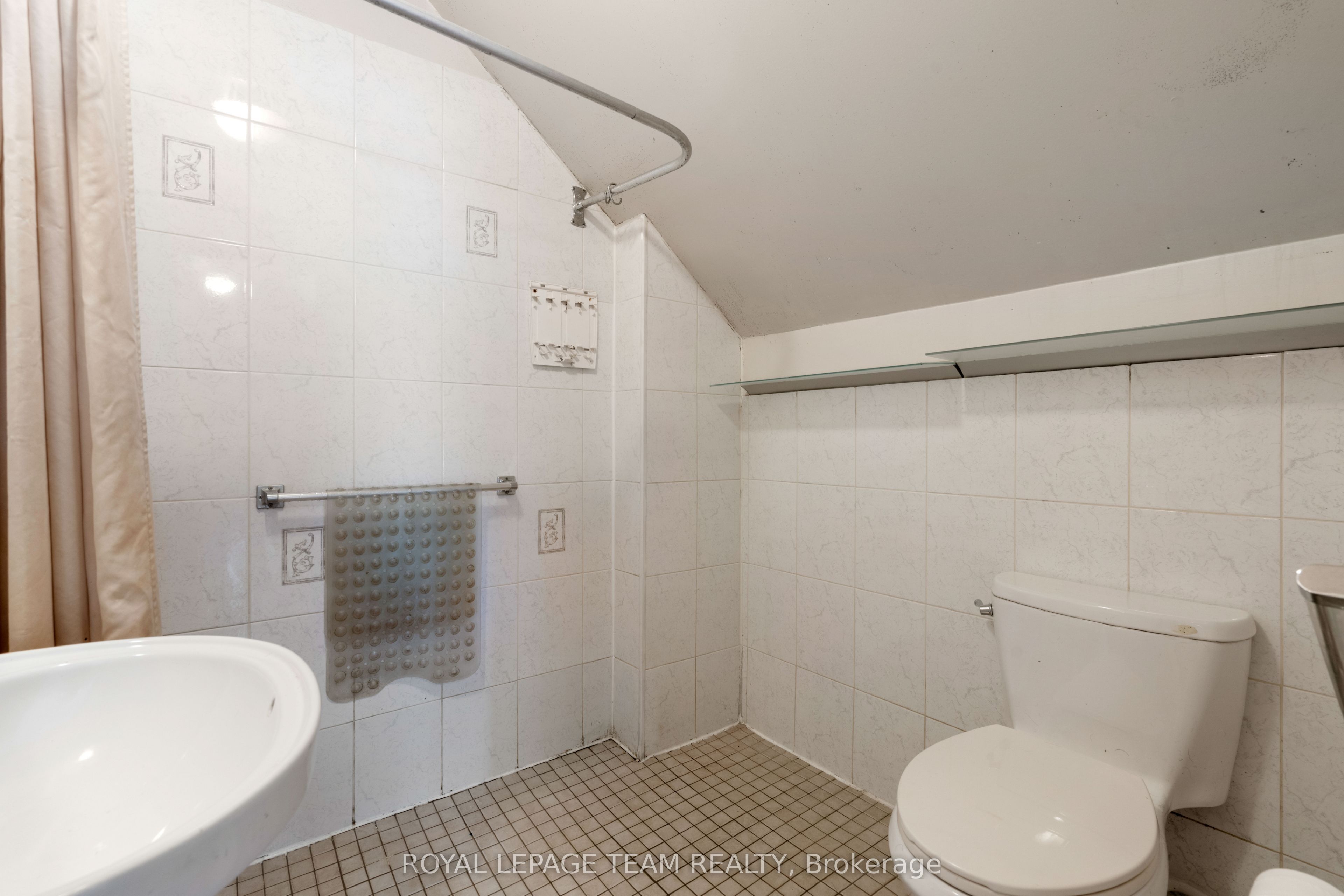 526 Middle Street Property Photo 17
