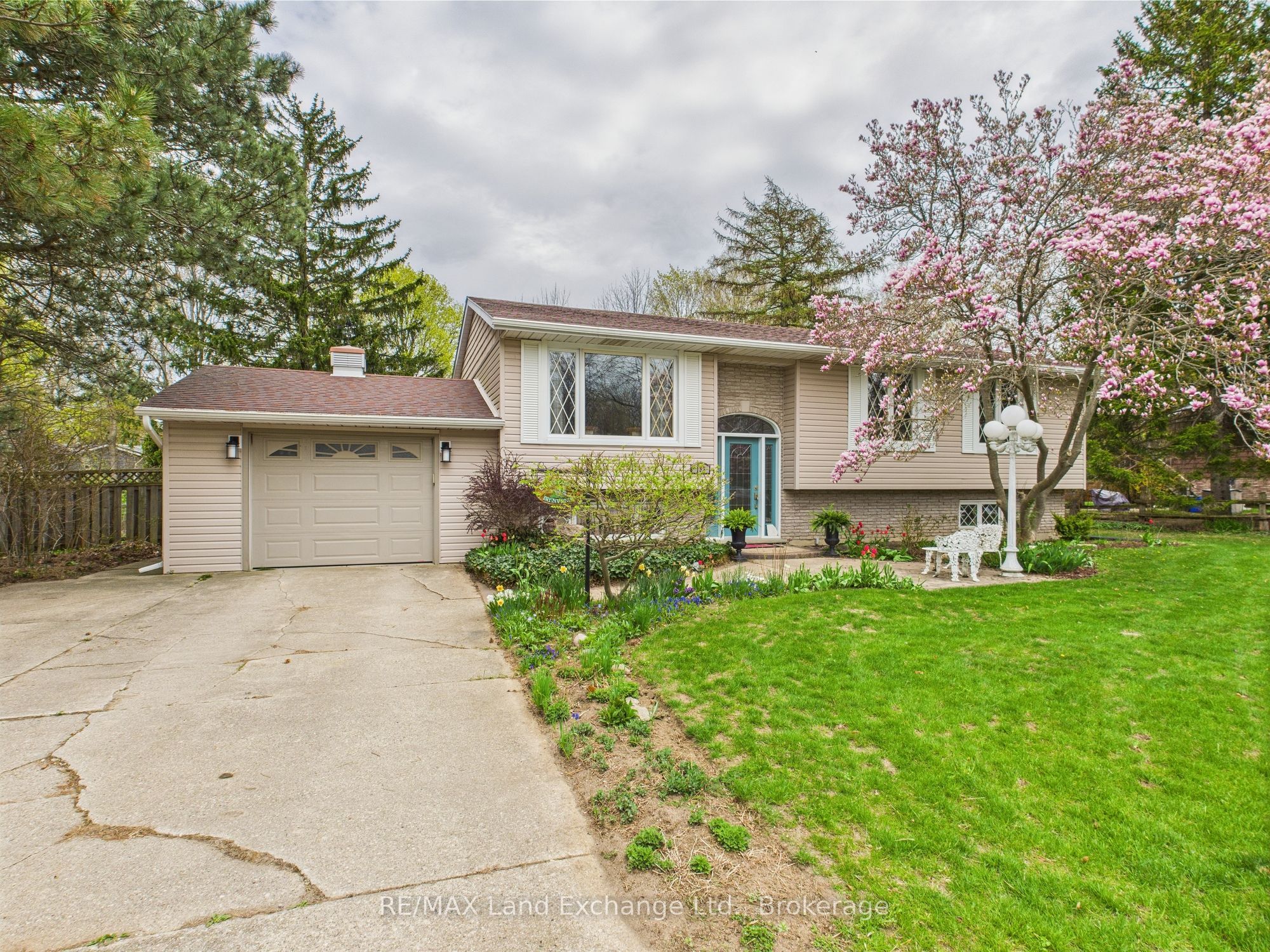 155 Willis Crescent Property Photo 2