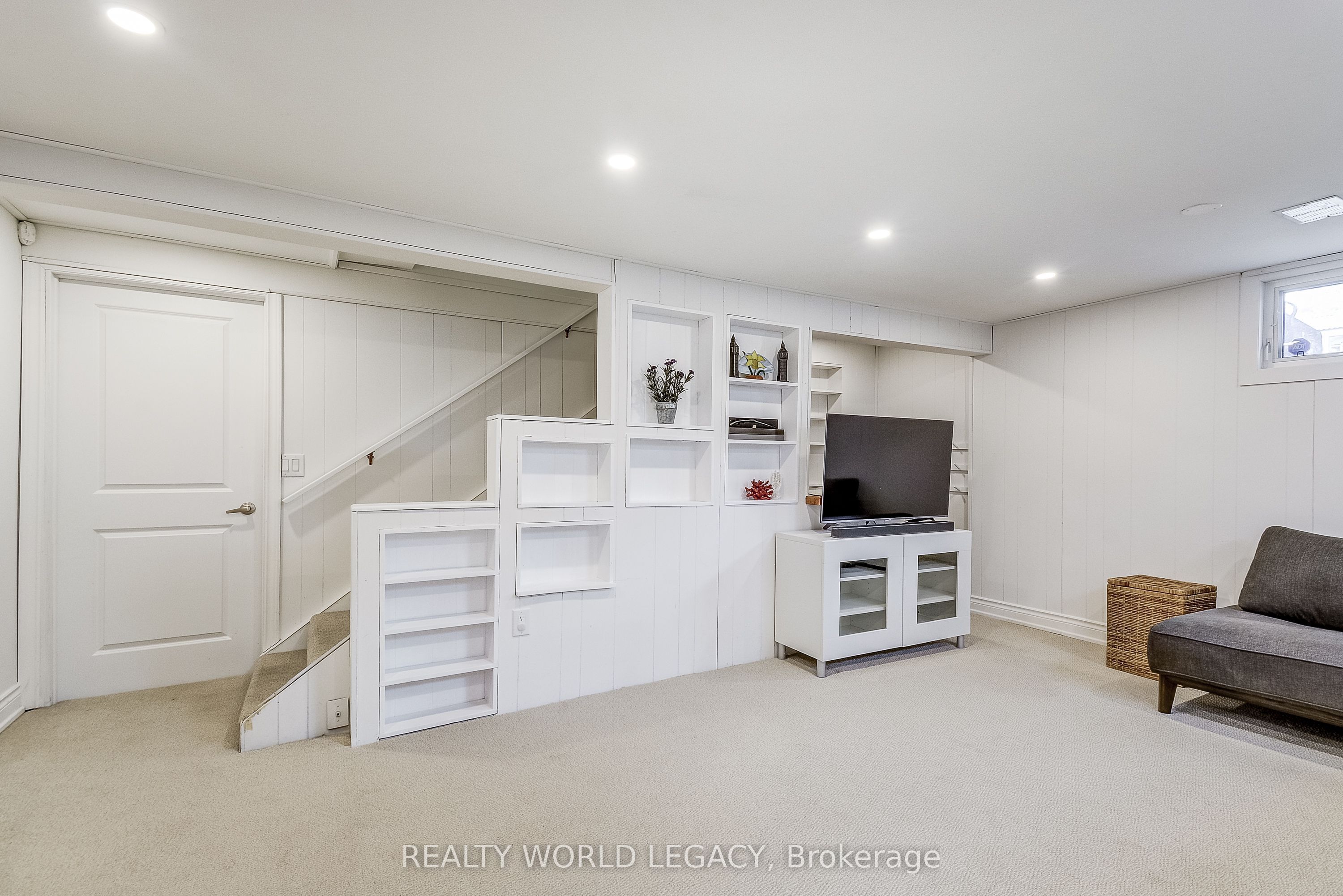 183 Nash Road N Property Photo 33