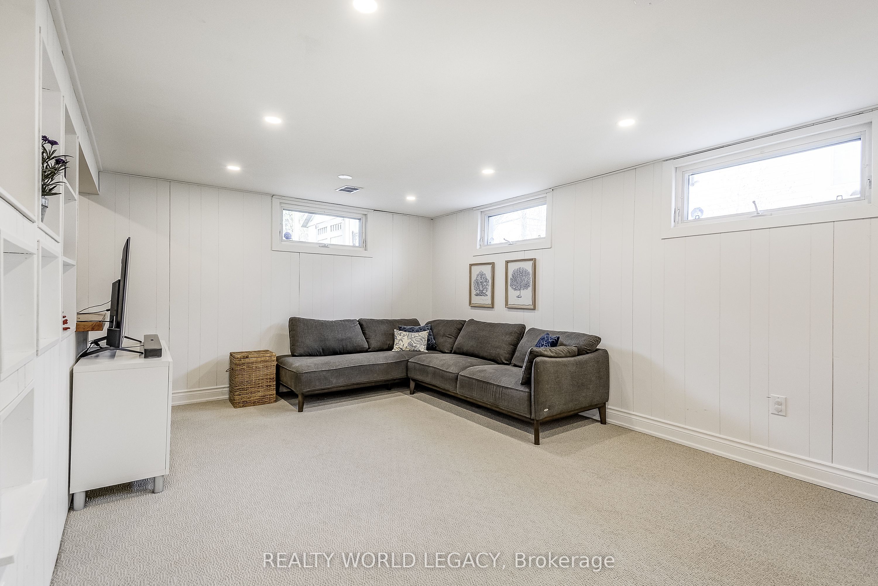 183 Nash Road N Property Photo 34