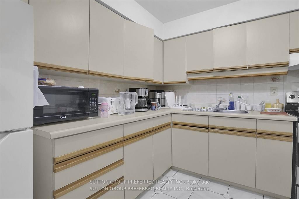 681 Colborne Street Property Photo 4
