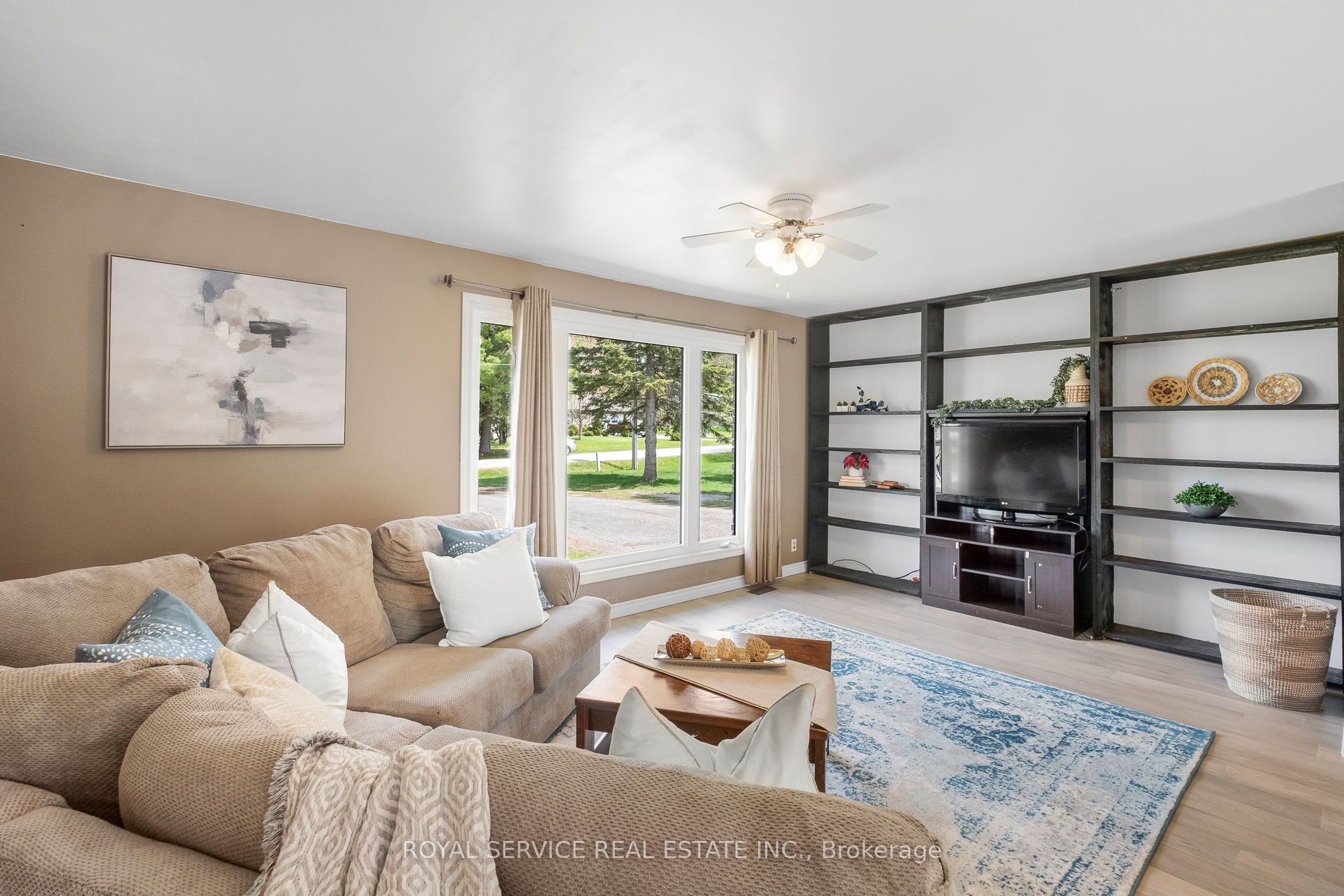 5280 Hillview Drive Property Photo 3