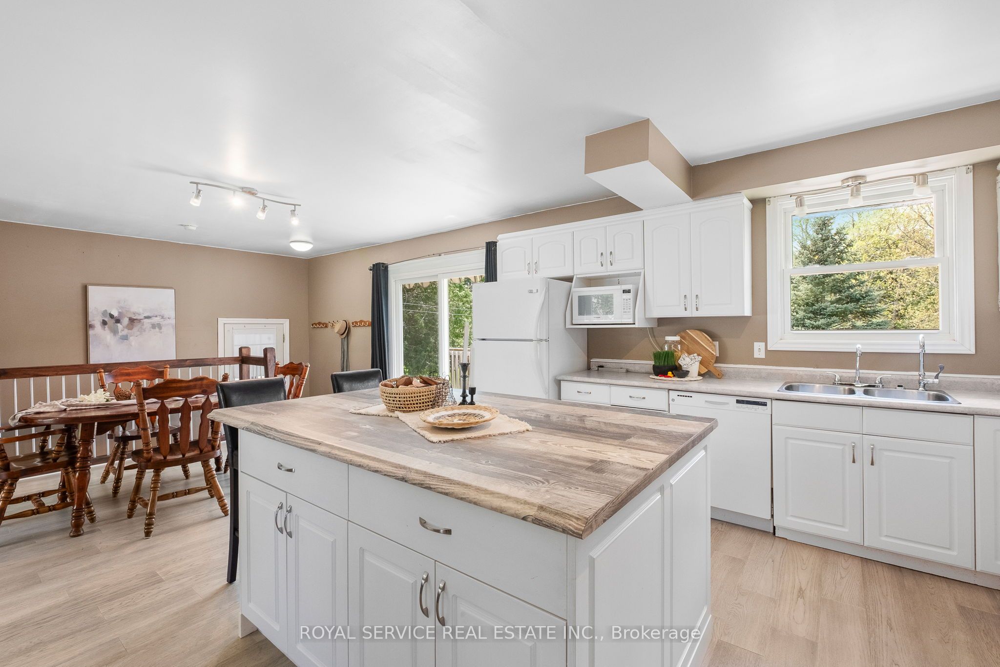 5280 Hillview Drive Property Photo 6