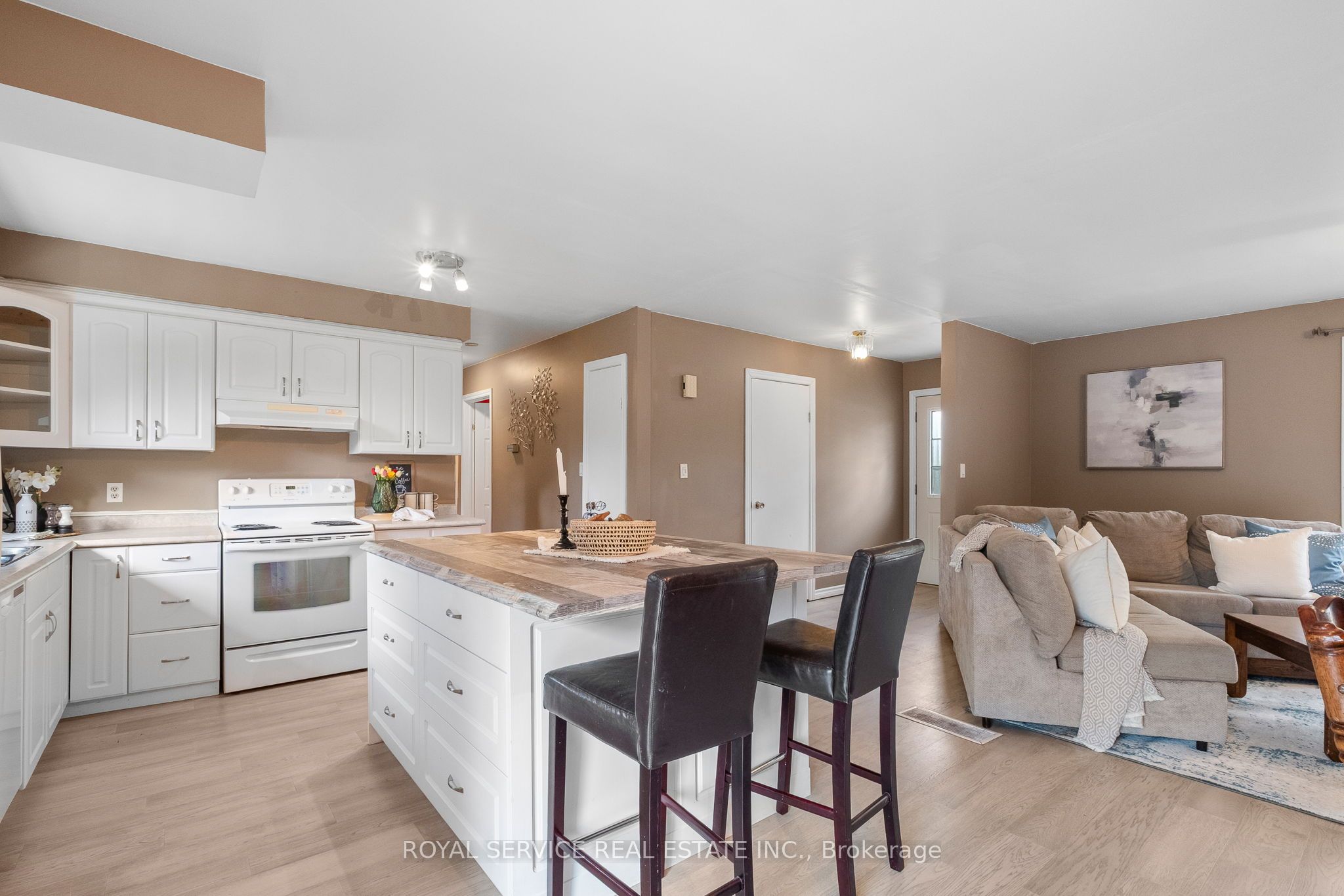 5280 Hillview Drive Property Photo 10