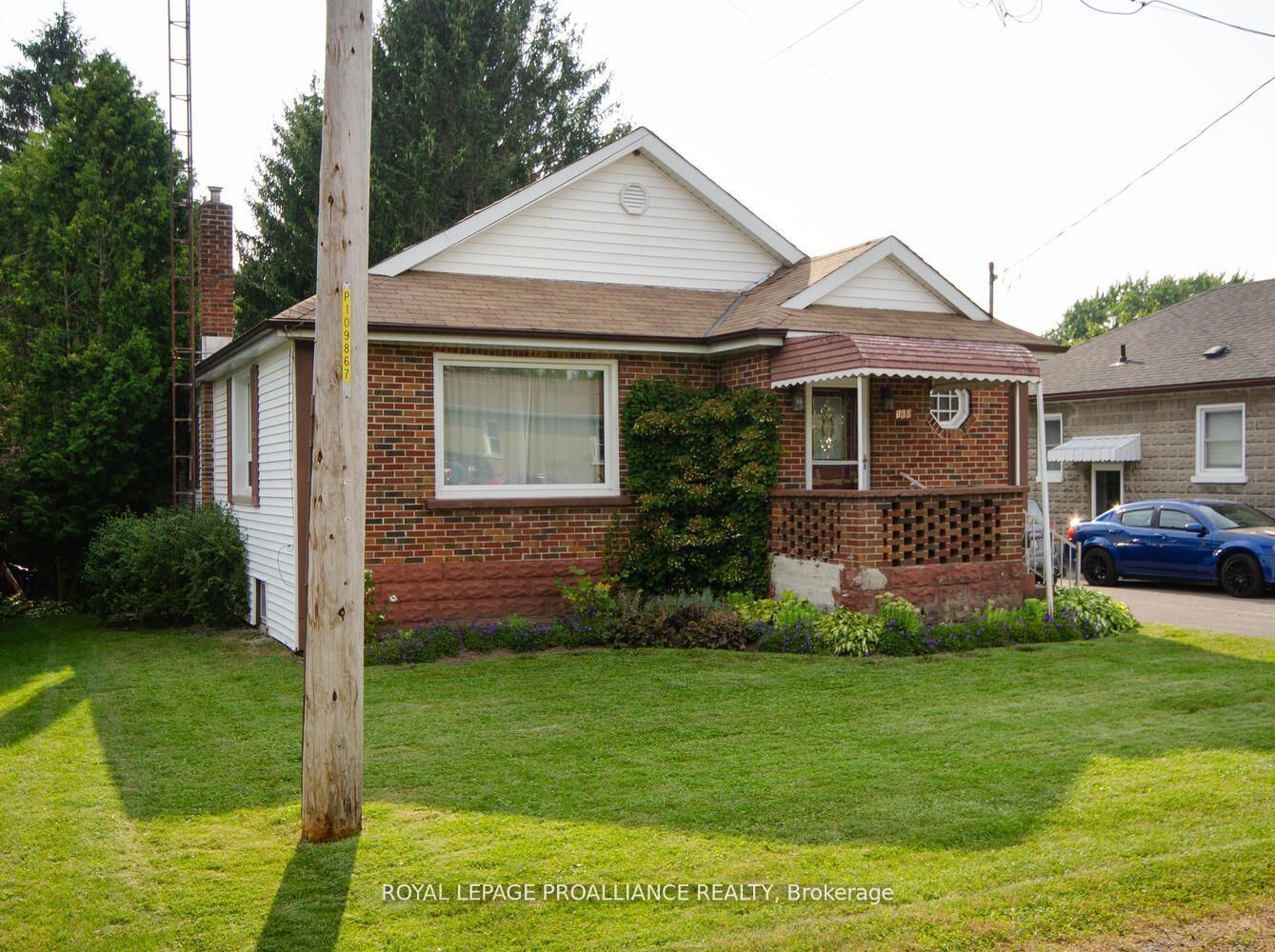 160 Hope Street N Property Photo 2