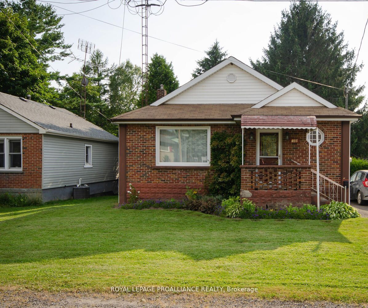 160 Hope Street N Property Photo 3