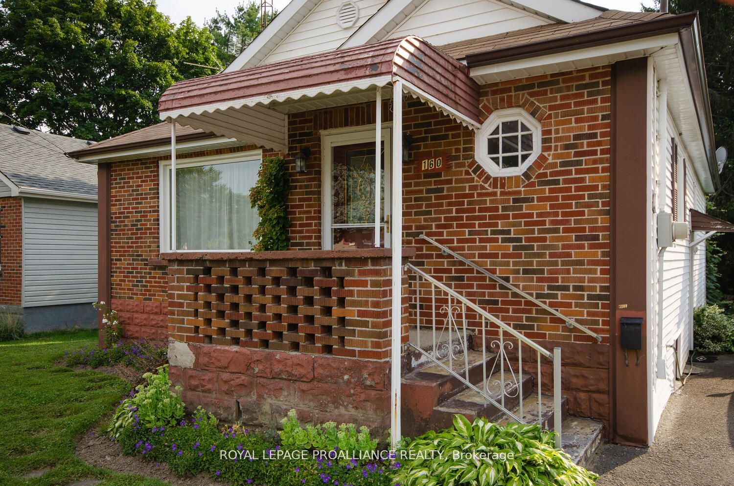 160 Hope Street N Property Photo 5