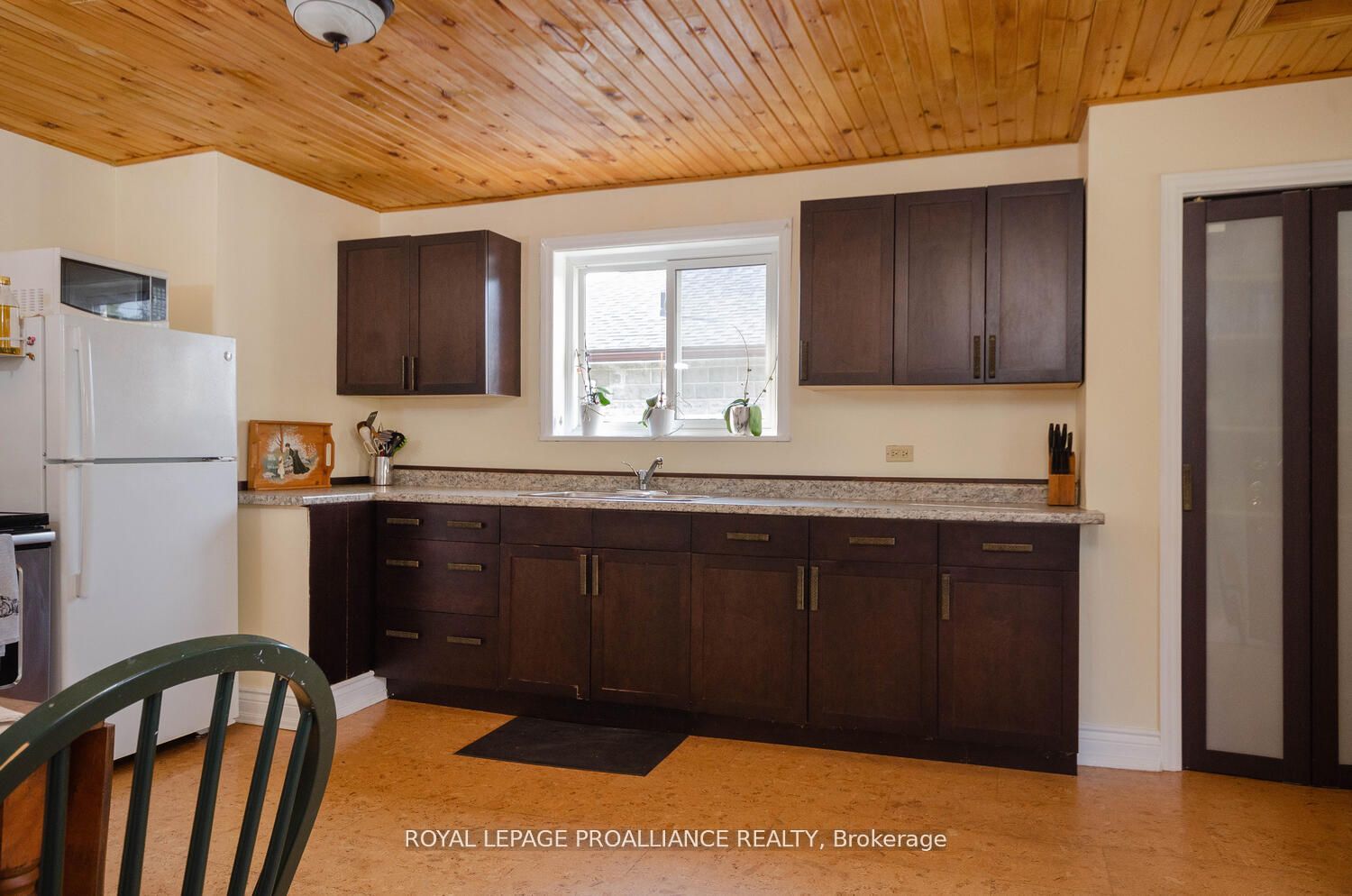 160 Hope Street N Property Photo 8