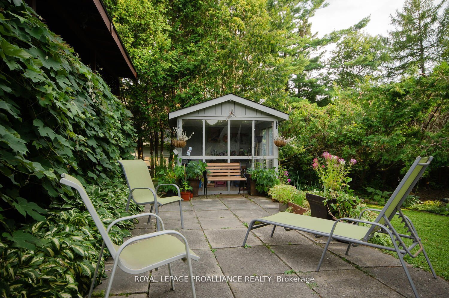 160 Hope Street N Property Photo 23