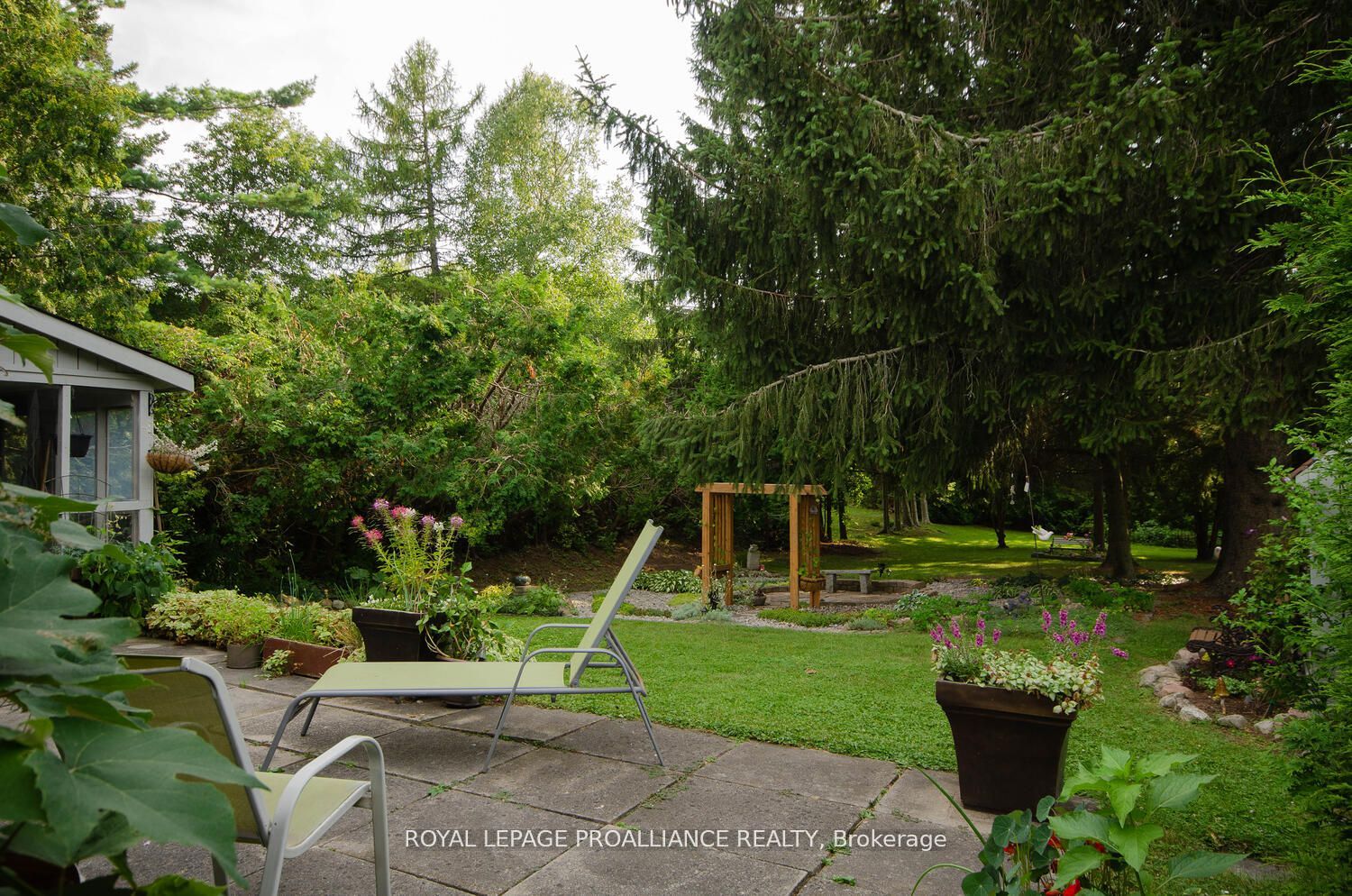 160 Hope Street N Property Photo 24