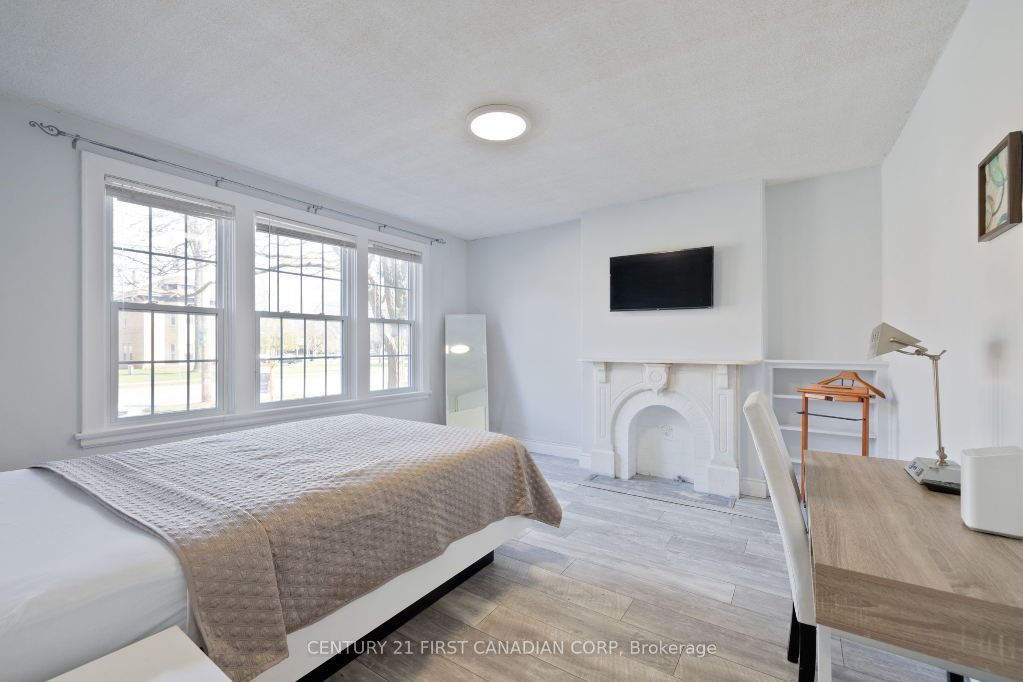 389 Dufferin Avenue Property Photo 4