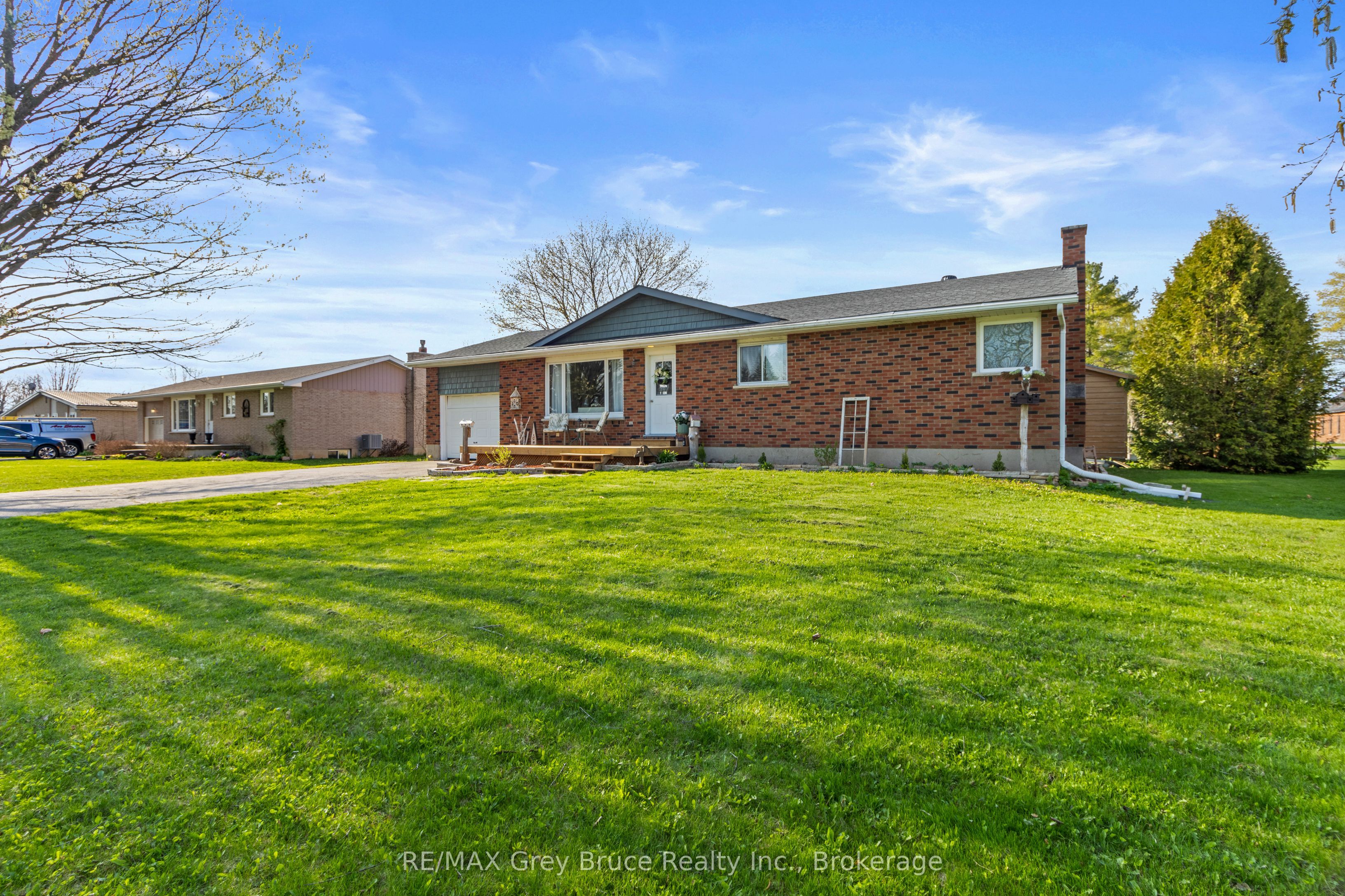 36 Thomas Street W Property Photo 1