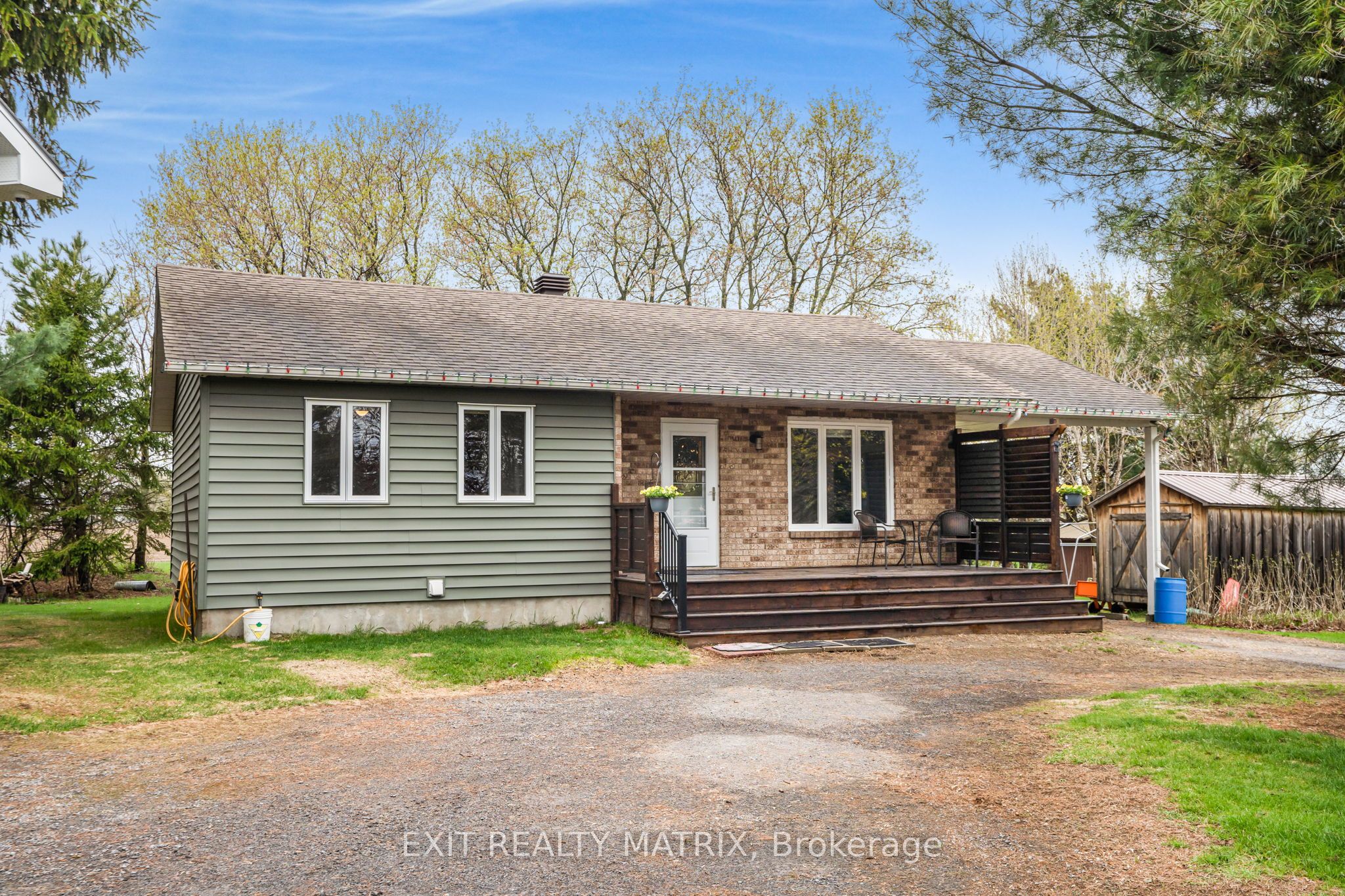 1120 Des Cedres St Property Photo 2