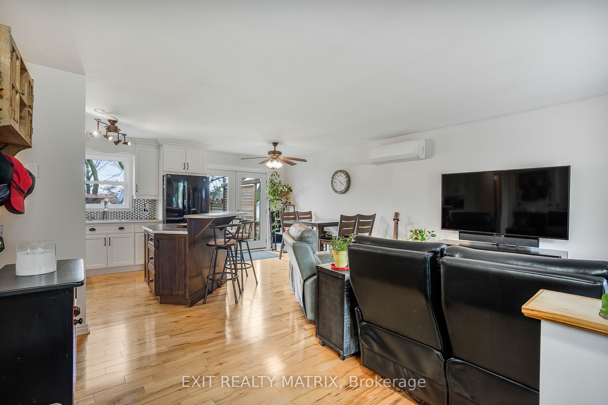 1120 Des Cedres St Property Photo 5