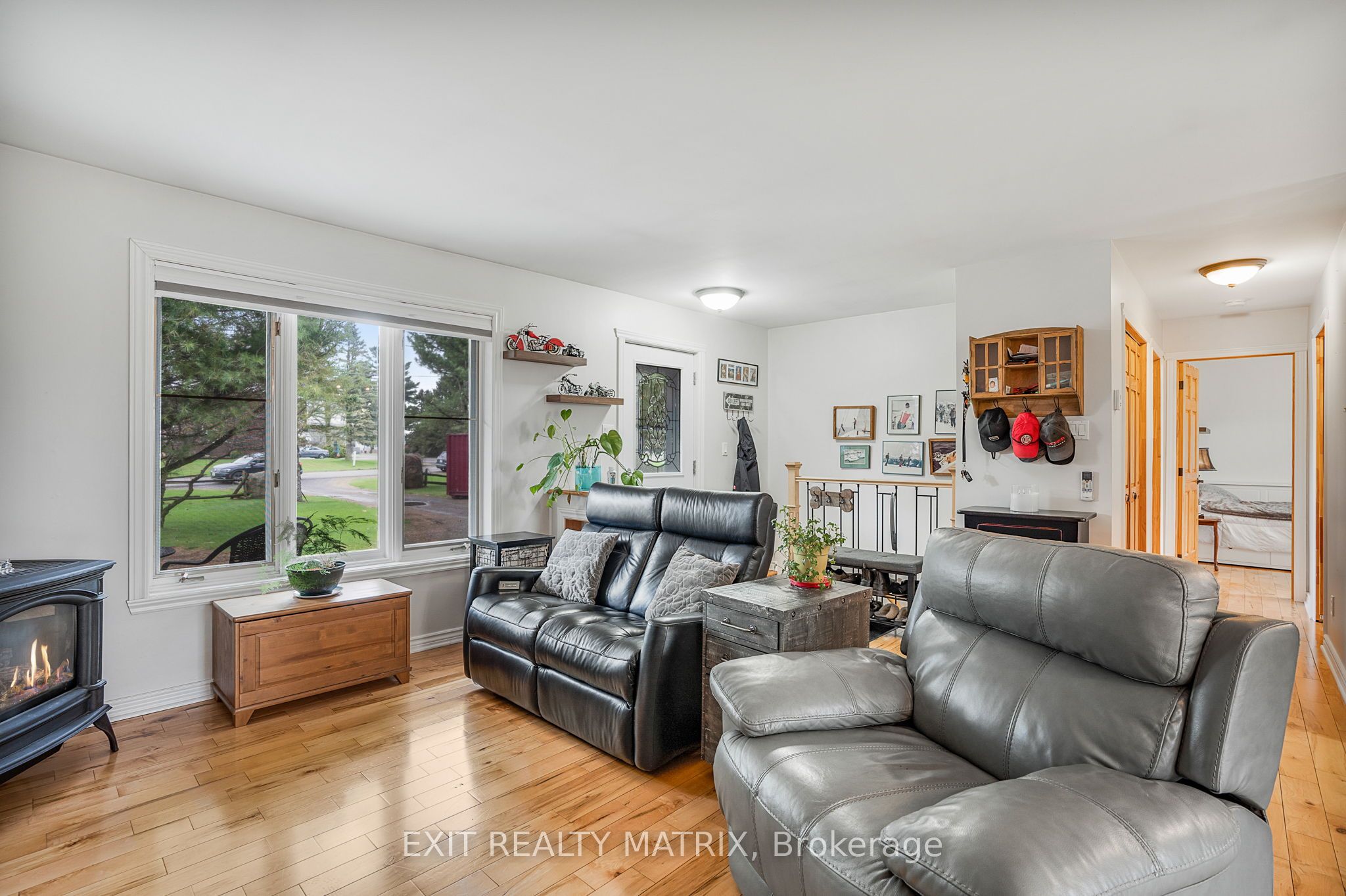 1120 Des Cedres St Property Photo 6