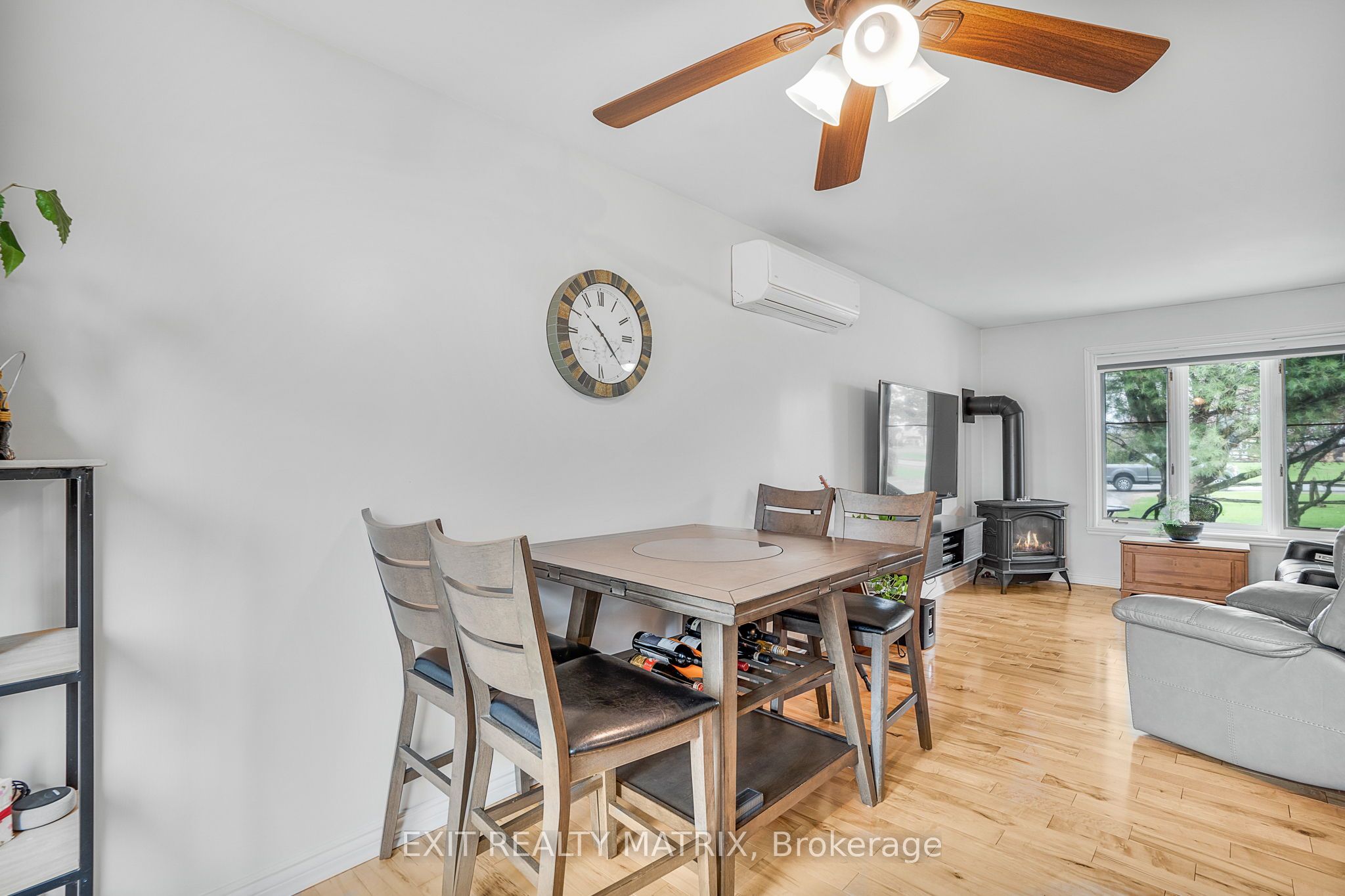 1120 Des Cedres St Property Photo 9