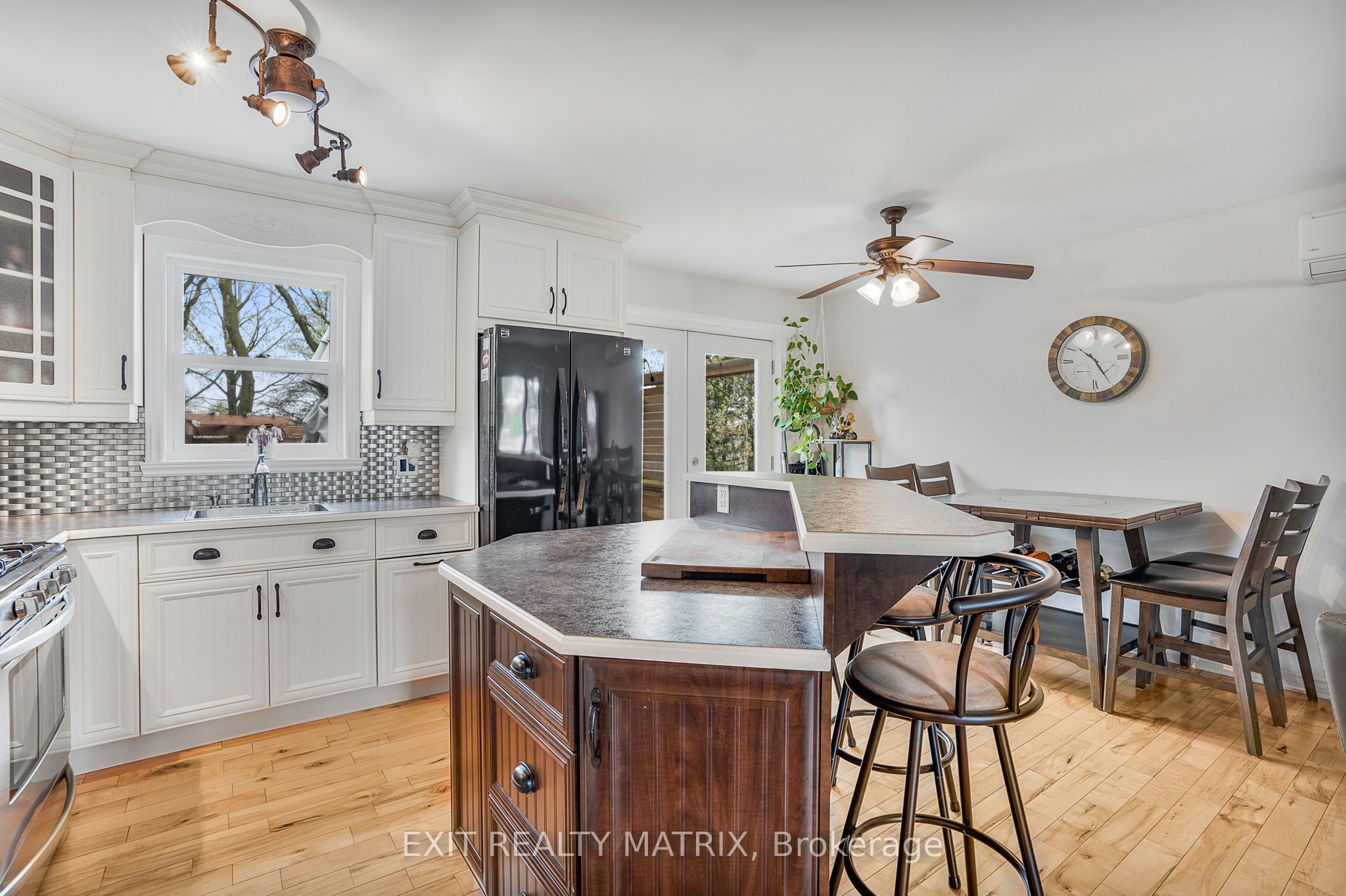 1120 Des Cedres St Property Photo 12